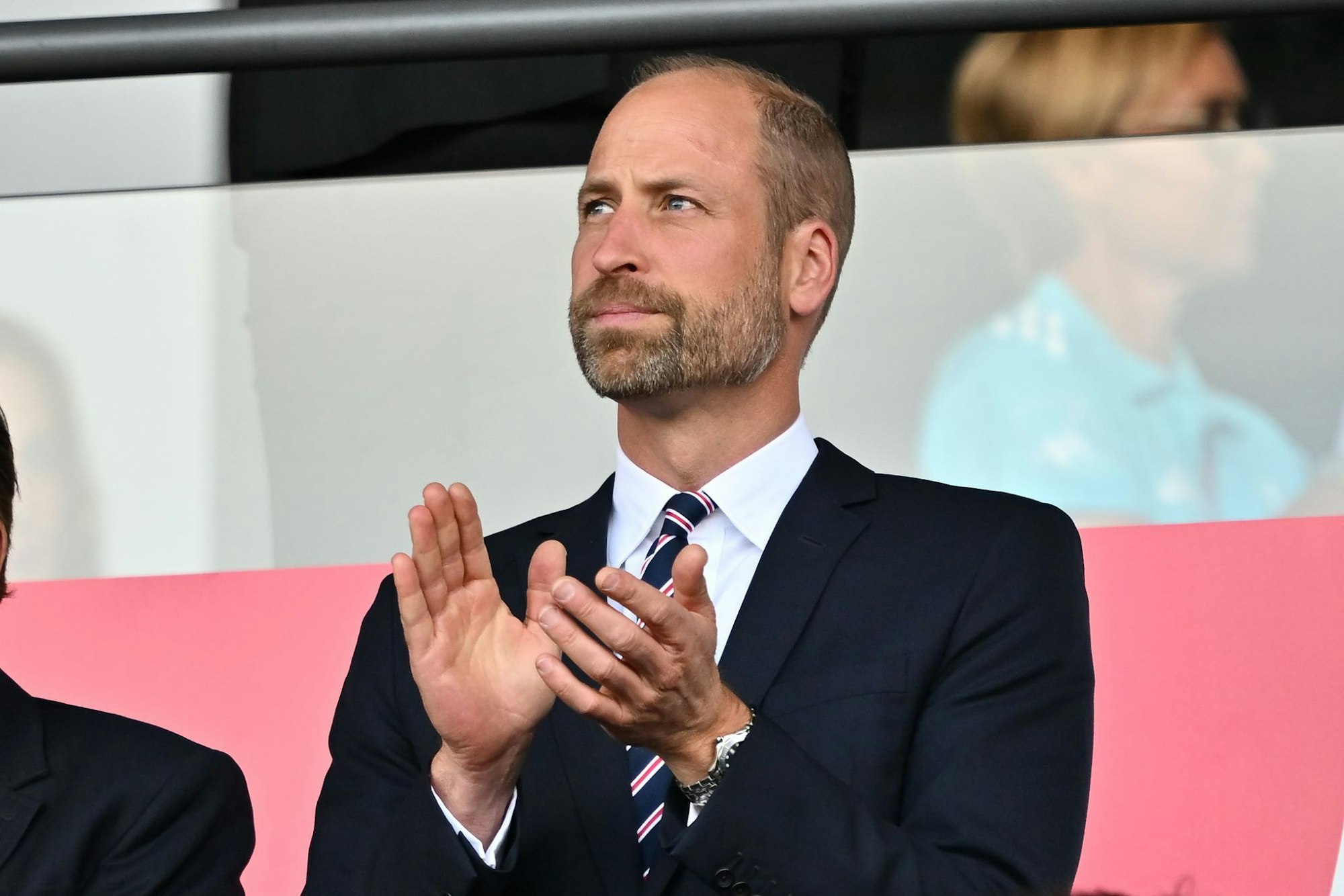 Schon in der Vorrunde unterstützte Prinz Wiliiam die englischen Fußballfrauen beim 4:0-Sieg gegen die Niederlande im Stadion. Beim Finale wird er auch vor Ort sein.