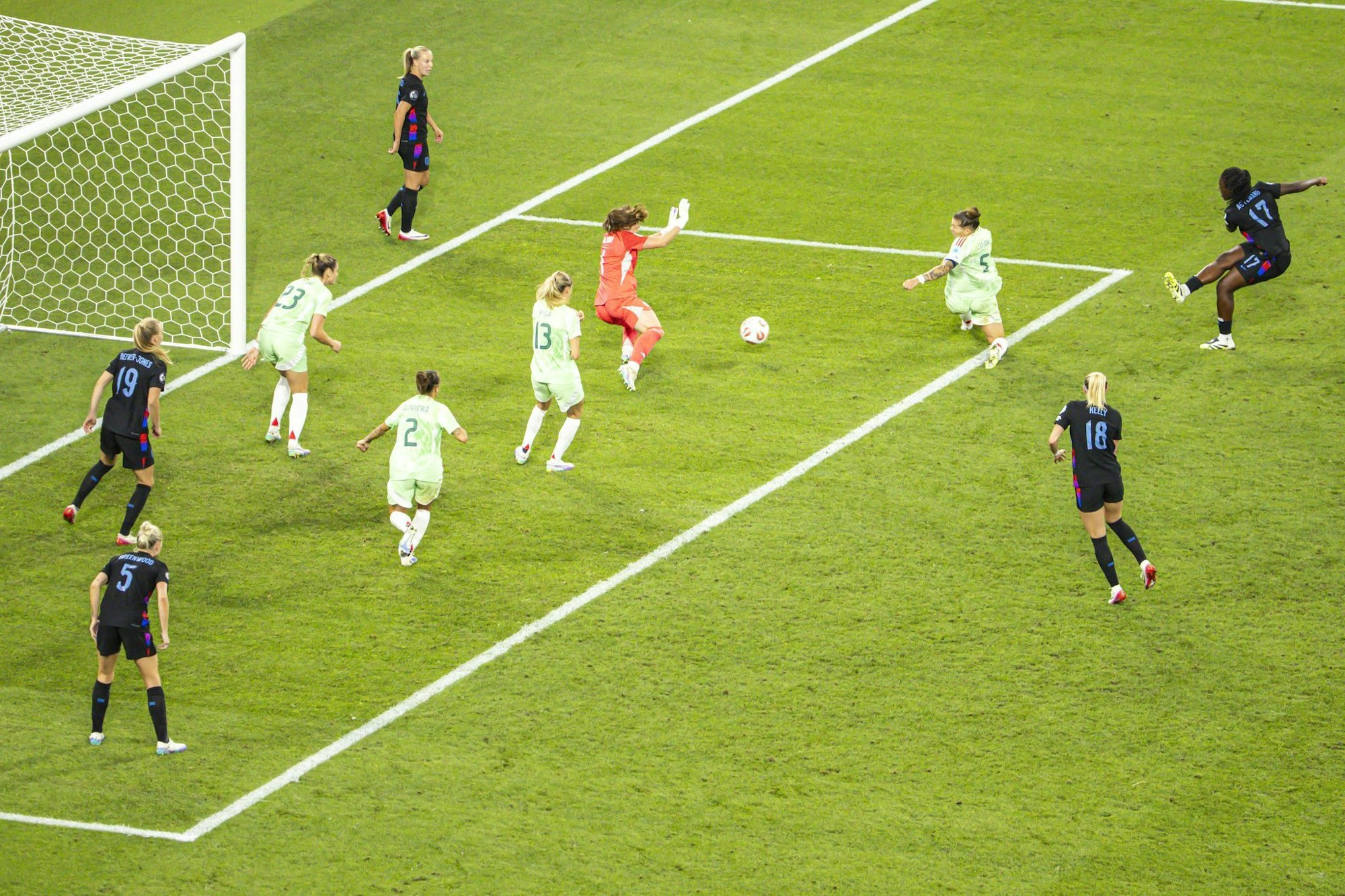 Drin ist das Ding: Agyemangs Ausgleich in der Nachspielzeit sorgt für die Verlängerung.