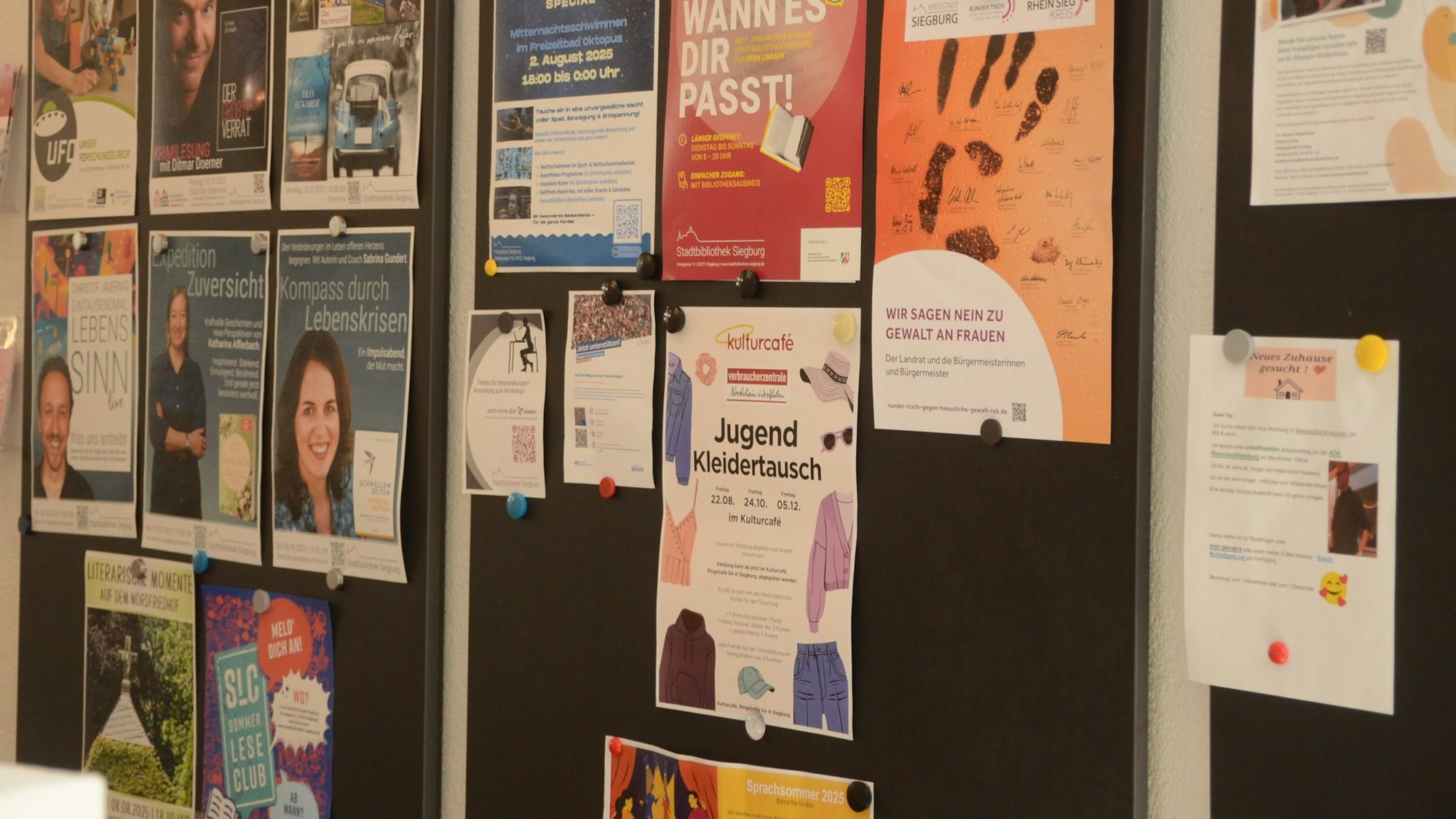 Eine Pin-Wand mit vielen Veranstaltungsankündigungen.