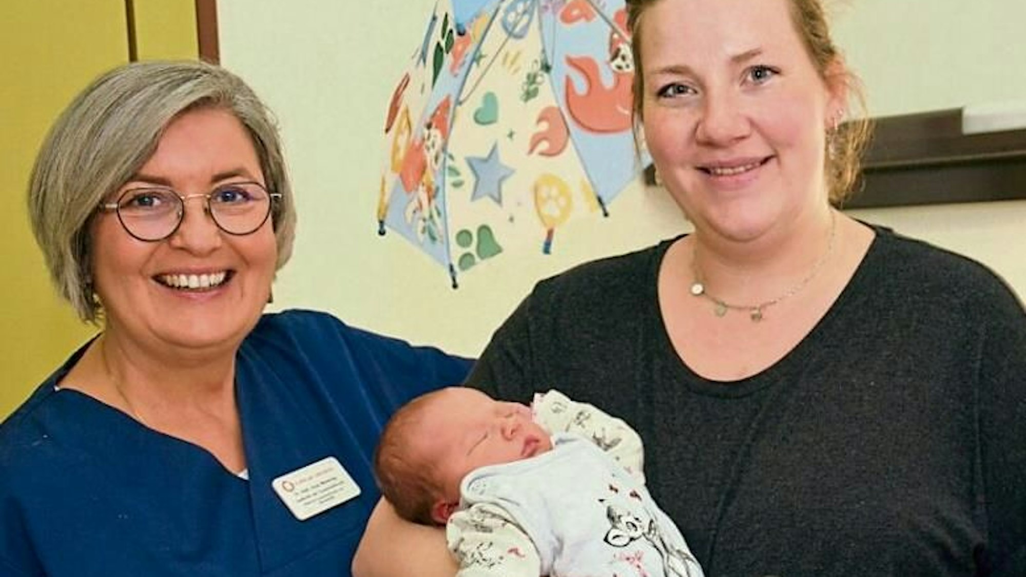 Eine Herausforderung war im März vergangenen Jahres – vor dem Krankenhaus! – auch die Geburt der kleinen Romy aus Marienheide, hier mit Mutter Lisa und Chefärztin Anja Weishap.