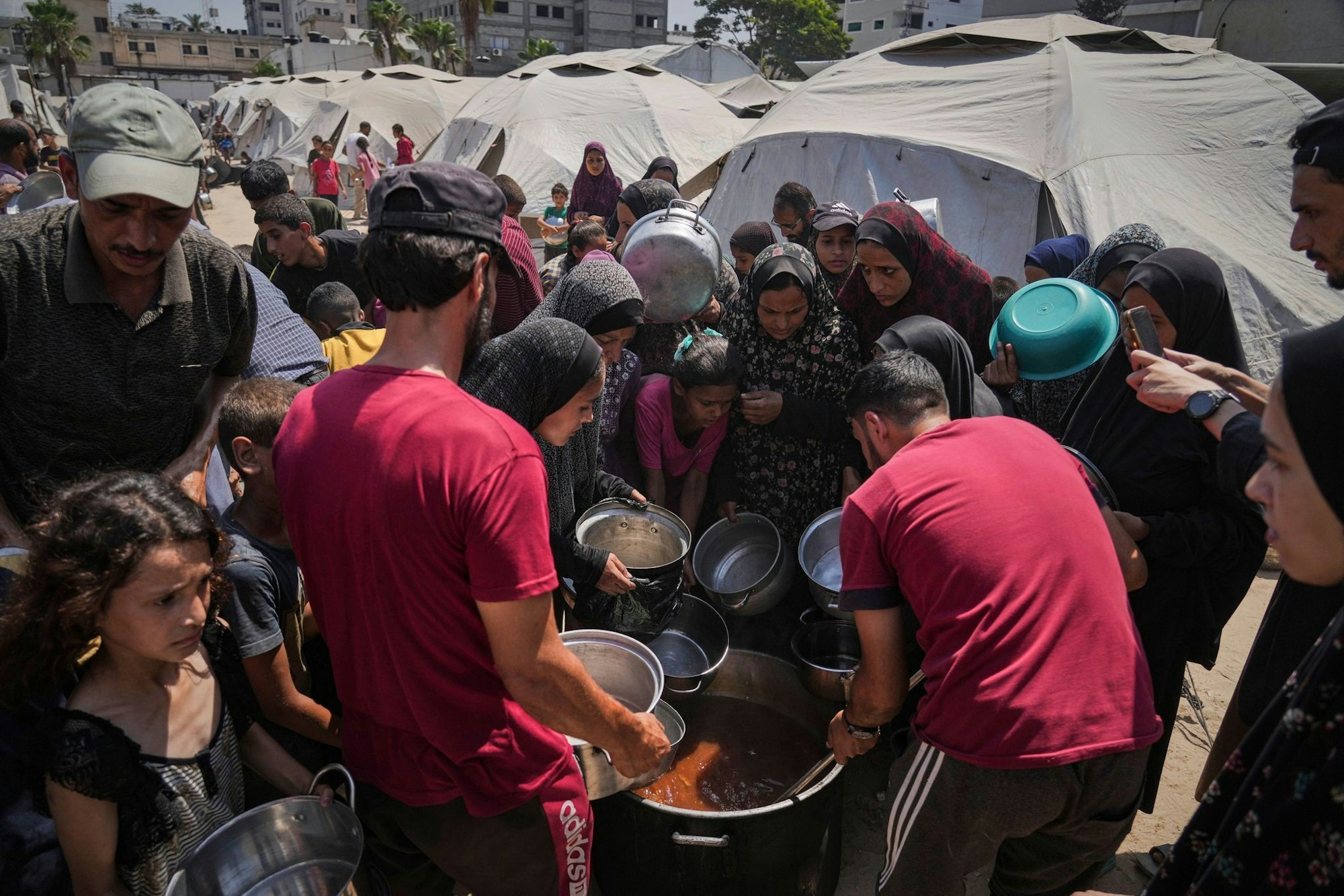 Berichten von UN-Organisationen zufolge hungern mittlerweile so gut wie alle Bewohner des Küstenstreifens.