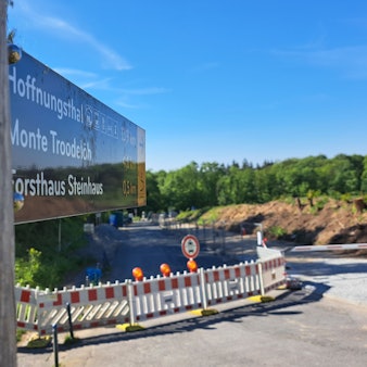Das Foto zeigt eine Zufahrt zum Forsthaus Steinhaus