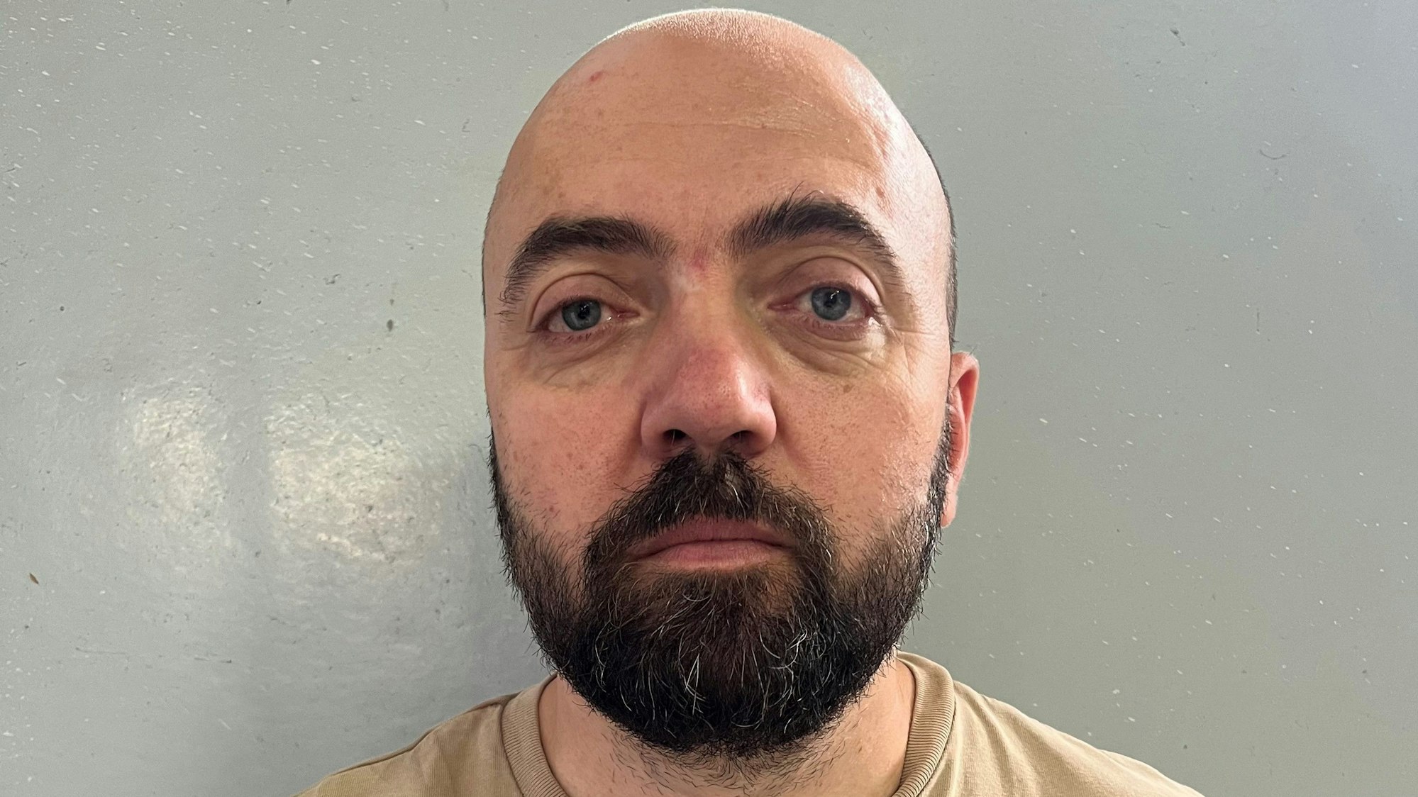 Portraitfoto von Anatolii Schara vor einem neutralen Hintergrund