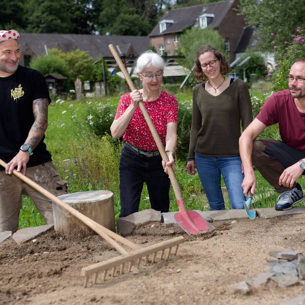 Freuen sich über das neue Sandarium auf dem Gelände des Naturgut Ophoven: Frank Blewonska-Papadopoulos, Andrea Jakubzik, Sandra Klintworth und Matthias Rawohl