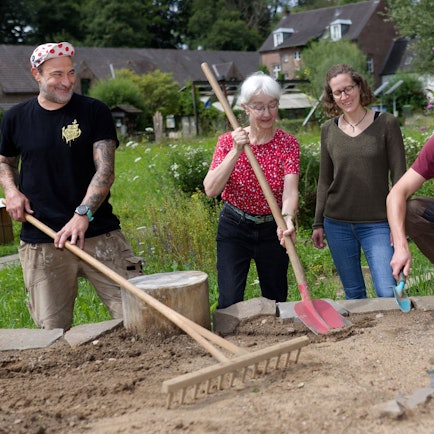Freuen sich über das neue Sandarium auf dem Gelände des Naturgut Ophoven: Frank Blewonska-Papadopoulos, Andrea Jakubzik, Sandra Klintworth und Matthias Rawohl