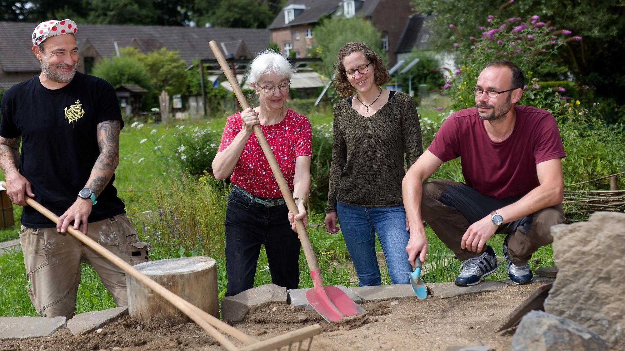Freuen sich über das neue Sandarium auf dem Gelände des Naturgut Ophoven: Frank Blewonska-Papadopoulos, Andrea Jakubzik, Sandra Klintworth und Matthias Rawohl