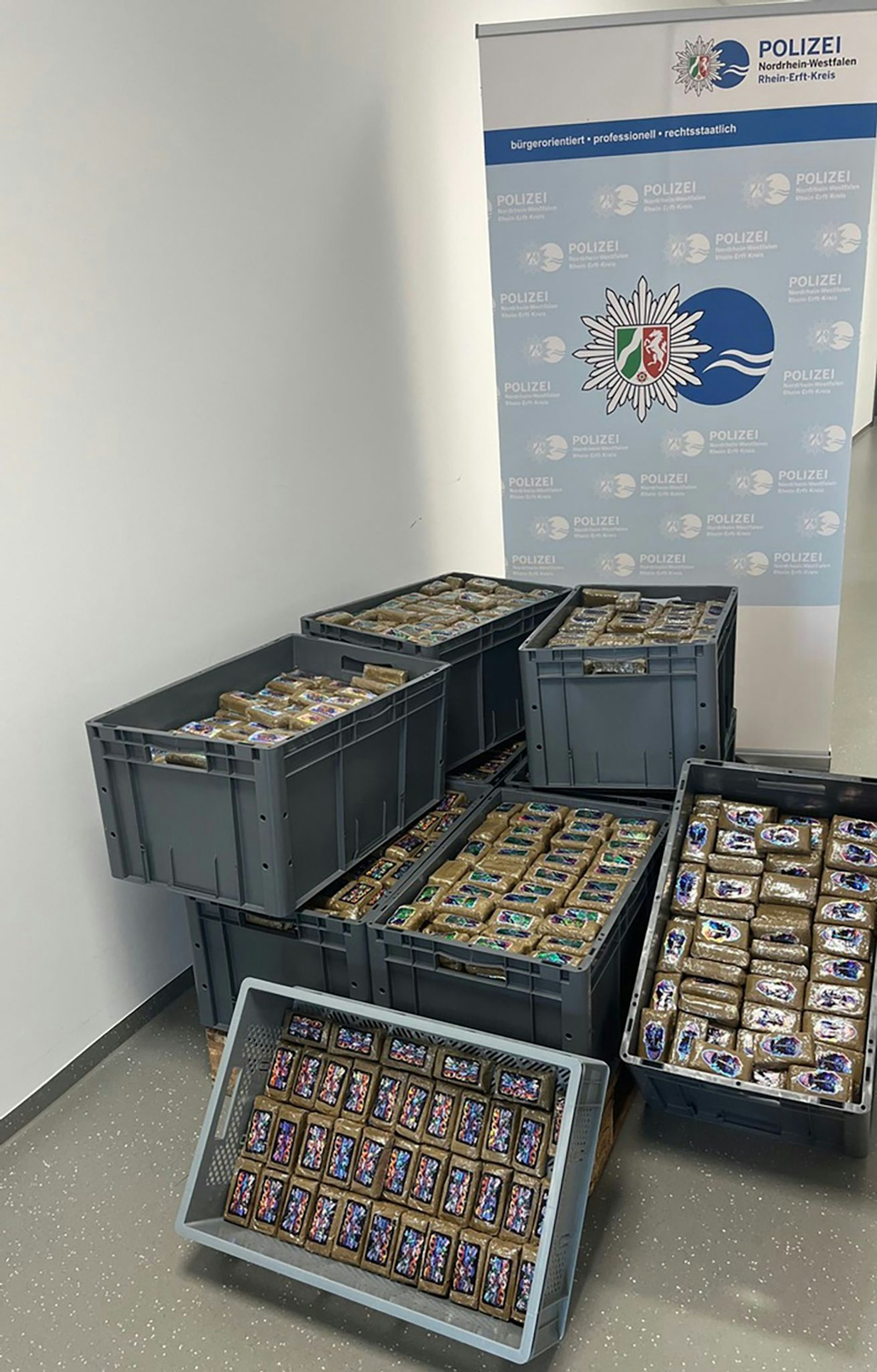 Die Polizei im Rhein-Erft-Kreis hat mehr als 500 Kilogramm Haschisch sichergestellt und einen 26-jährigen mutmaßlichen Drogenschmuggler festgenommen.