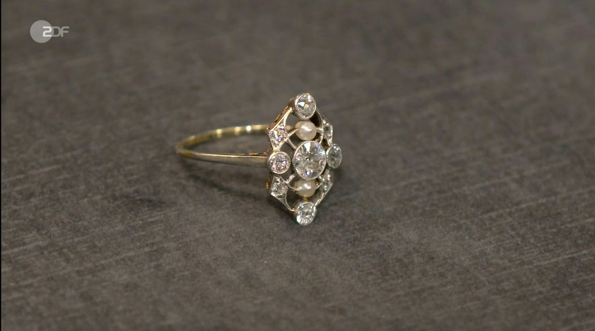 Der Wunschpreis für den Schmuck aus 585er Gold lag bei 1.800 Euro, die Schätzung aber nur bei 900 bis 1.100 Euro.
(Bild: ZDF)