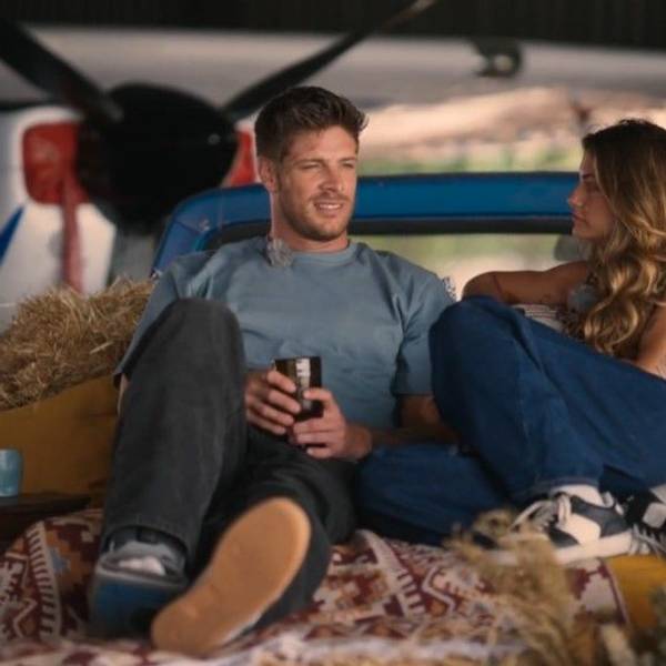 Der Troisdorfer Martin Braun beim Date mit Kandidatin Lena. Am rechten Bein trägt der „Bachelor“ eine Schiene. Sie sitzen in einem Flugzeughangar auf der Ladefläche eines Trucks.