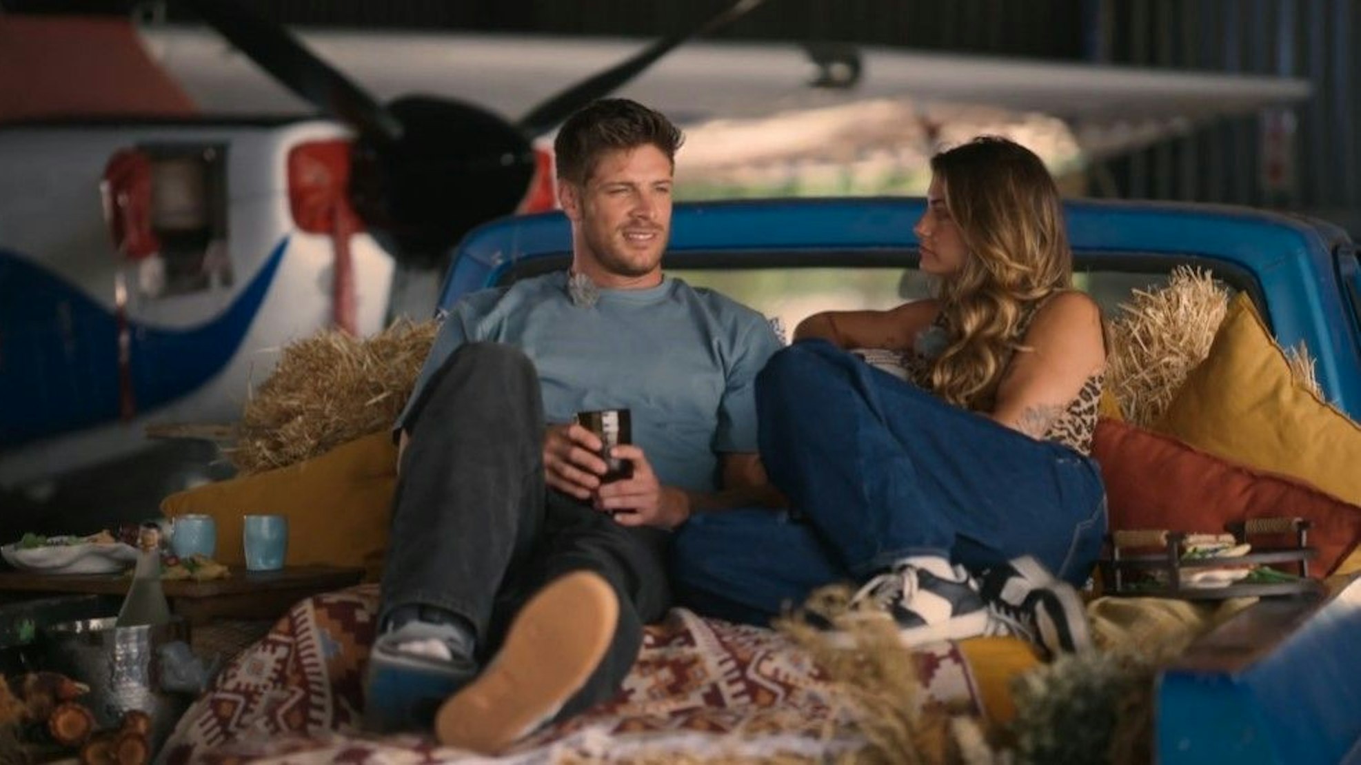 Der Troisdorfer Martin Braun beim Date mit Kandidatin Lena. Am rechten Bein trägt der „Bachelor“ eine Schiene. Sie sitzen in einem Flugzeughangar auf der Ladefläche eines Trucks.