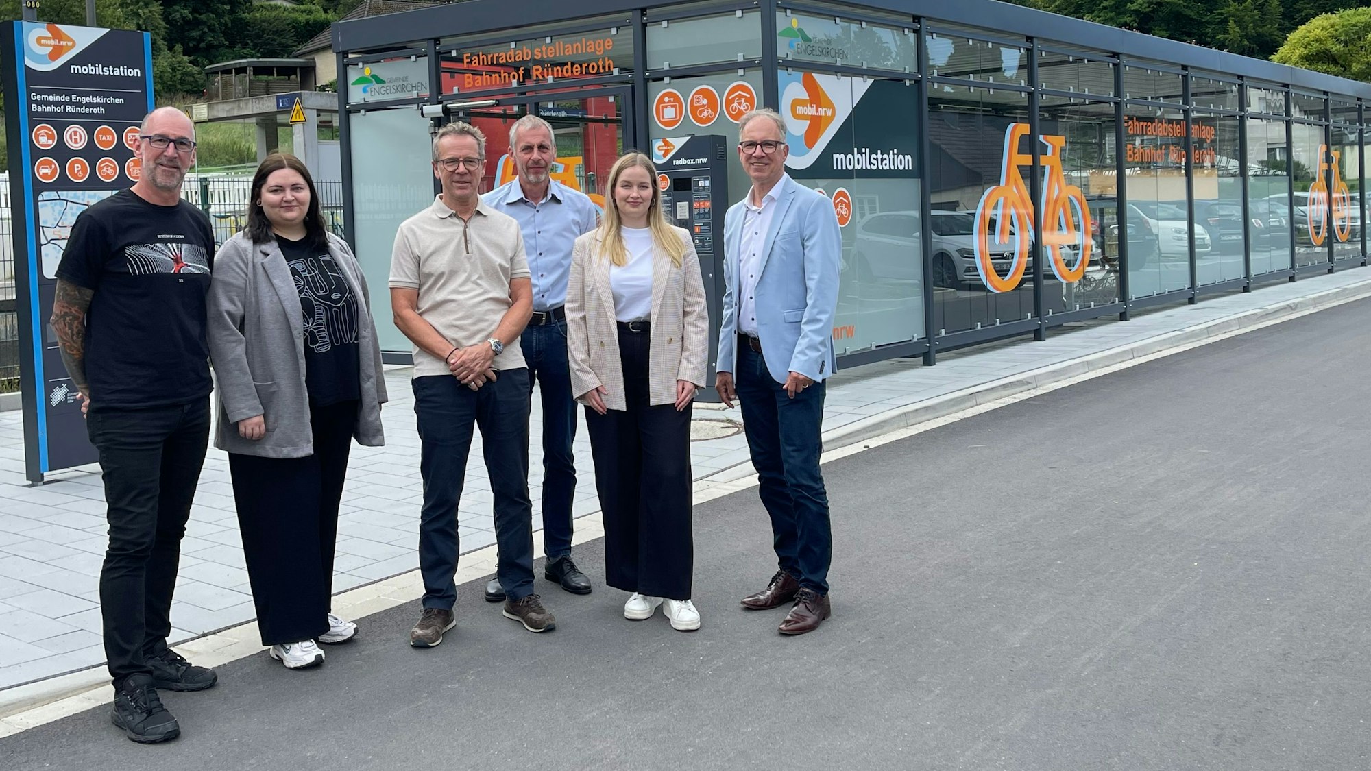 Zur Einweihung der Mobilstation in Engelskirchen-Ründeroth kamen am Mittwoch Vertreterinnen und Vertreter der Gemeinde ebenso wie von Go.Rheinland, dem früheren Zweckverband Nahverkehr.