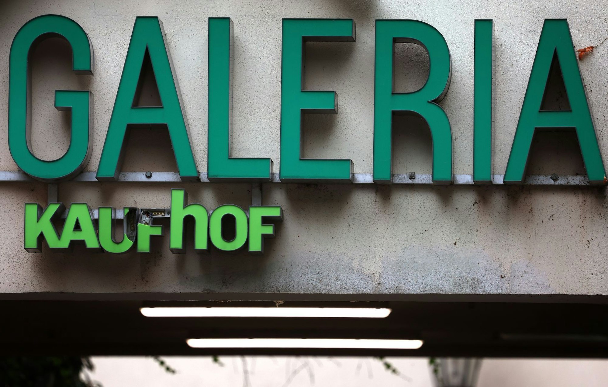 An einigen Galeria-Filialen, wie hier in Würzburg, hängt noch ein Kaufhof-Schriftzug.