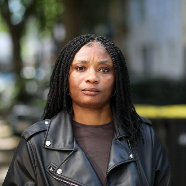 Janefrancis Kalu aus Nigeria im Porträt. Sie trägt ihre schwarzen Haare lang und eine schwarze Lederjacke mit braunem T-Shirt.