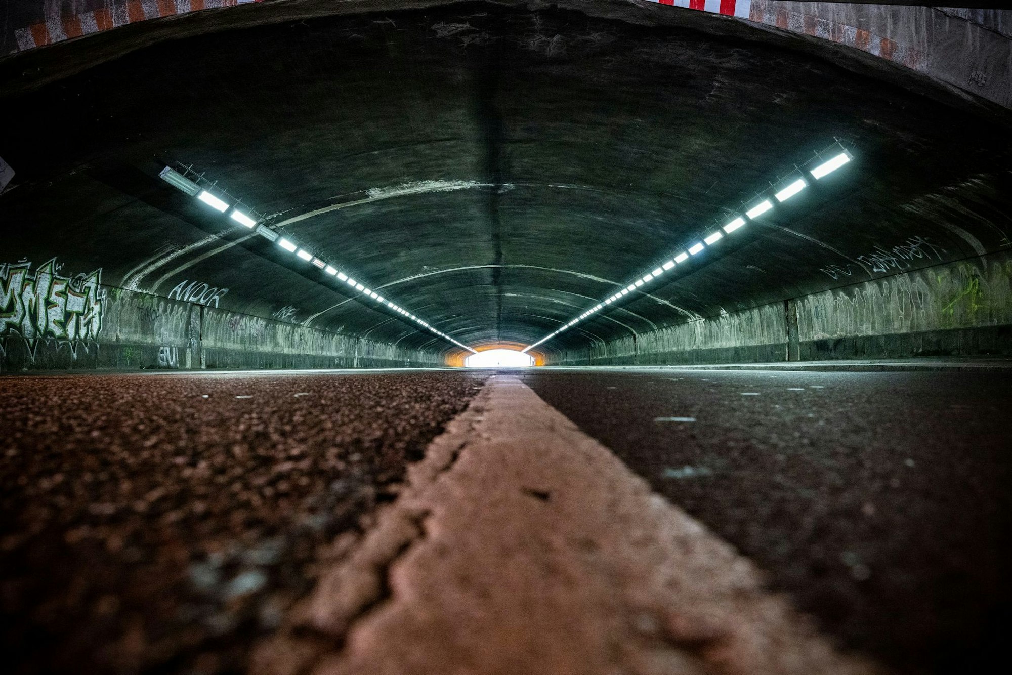 Durch den Tunnel führte für alle Besucher der Weg auf das Festivalgelände. Hier kam es zu dem tödlichen Gedränge. (Archivbild)