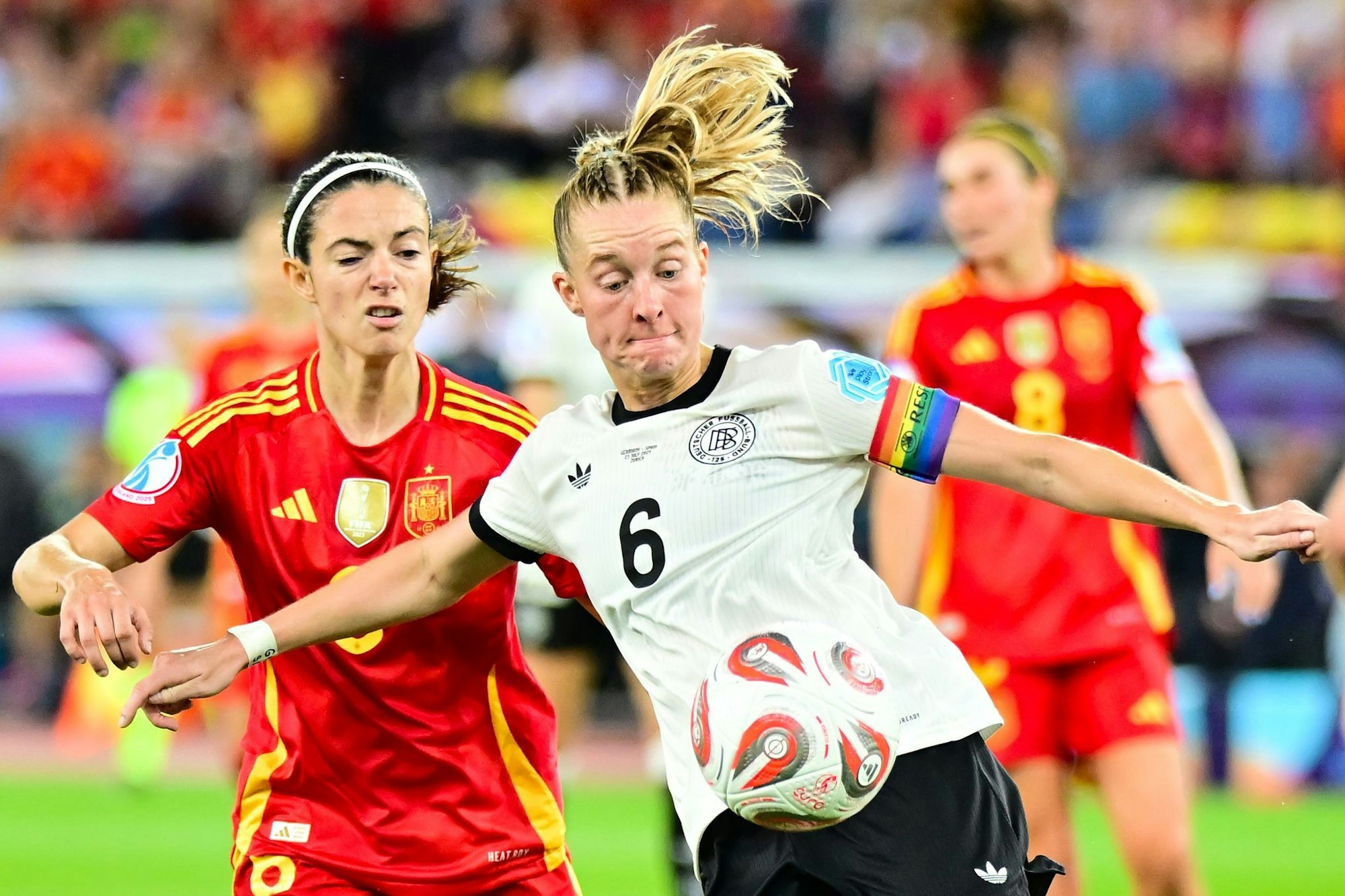Deutsche Kapitänin gegen Weltfußballerin: Janina Minge (r.) gegen Aitana Bonmatí.