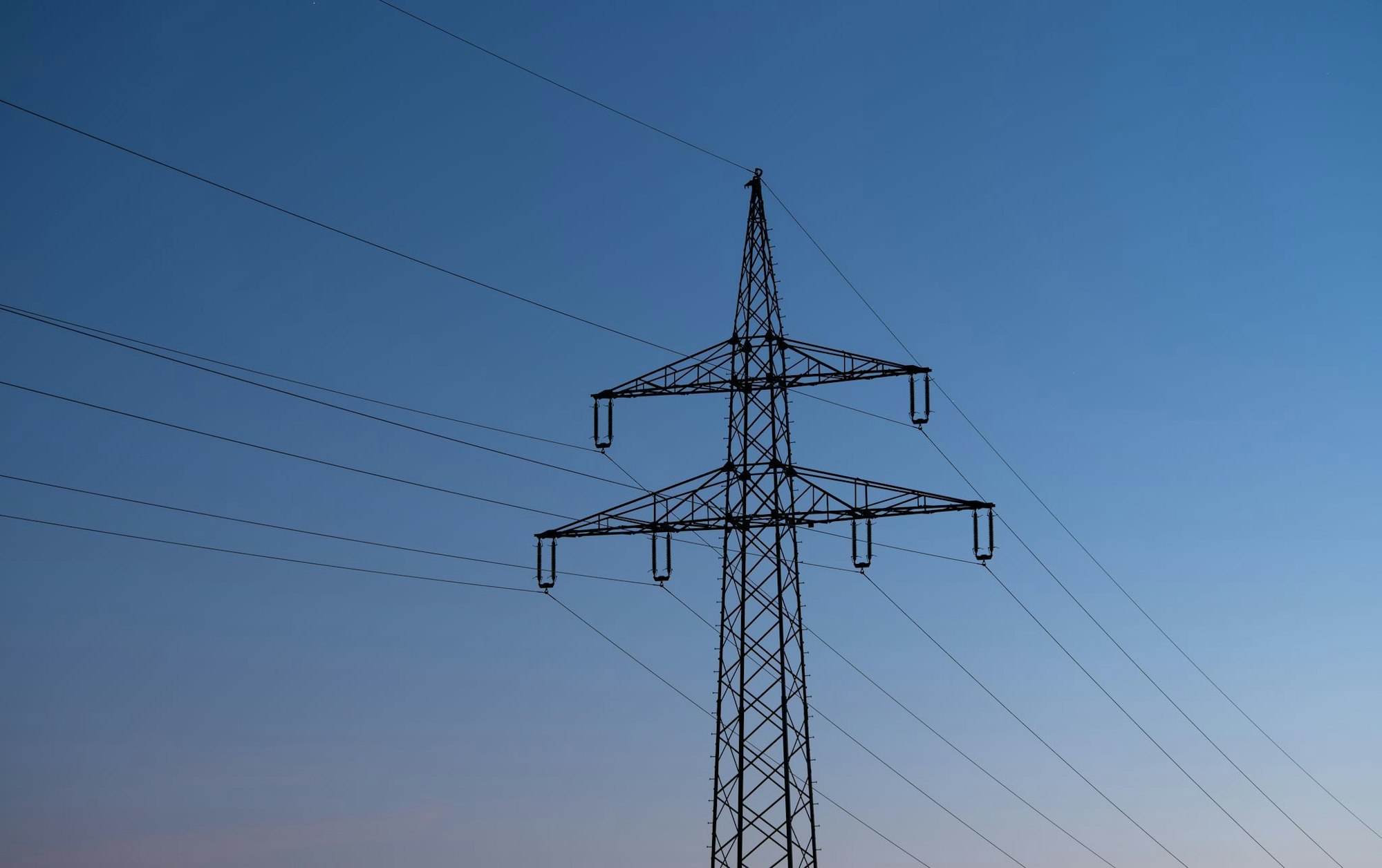 Der Ausbau der Stromnetze kostet viel Geld.