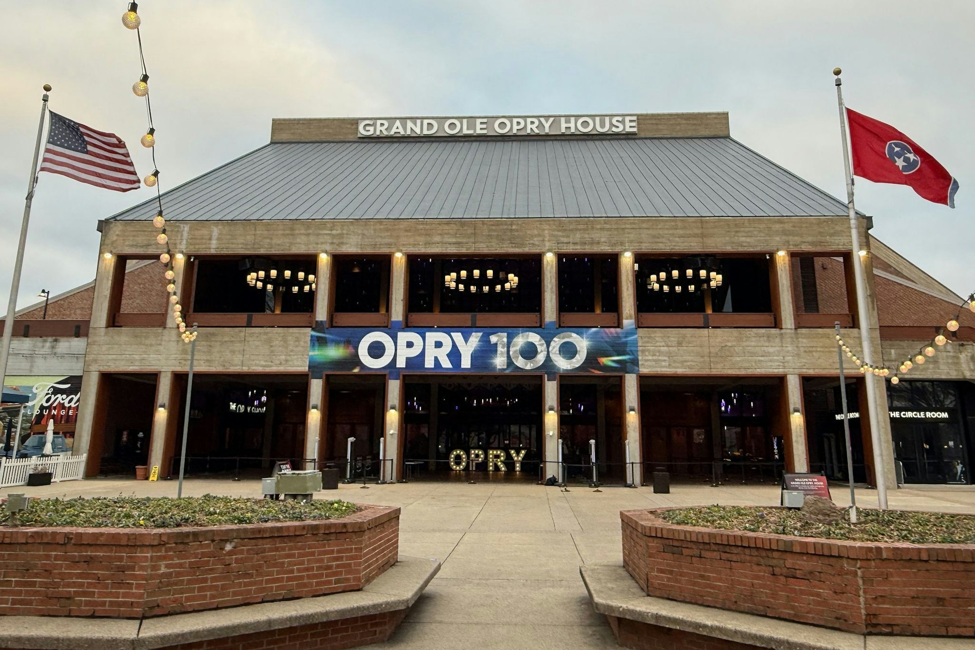 Das Grand Ole Opry House bei Nashville zählt zu den wichtigen amerikanischen Musikbühnen - der Name des Hauses leitet sich von der gleichnamigen Musiksendung ab, die 2025 100-jähriges Bestehen feiert.