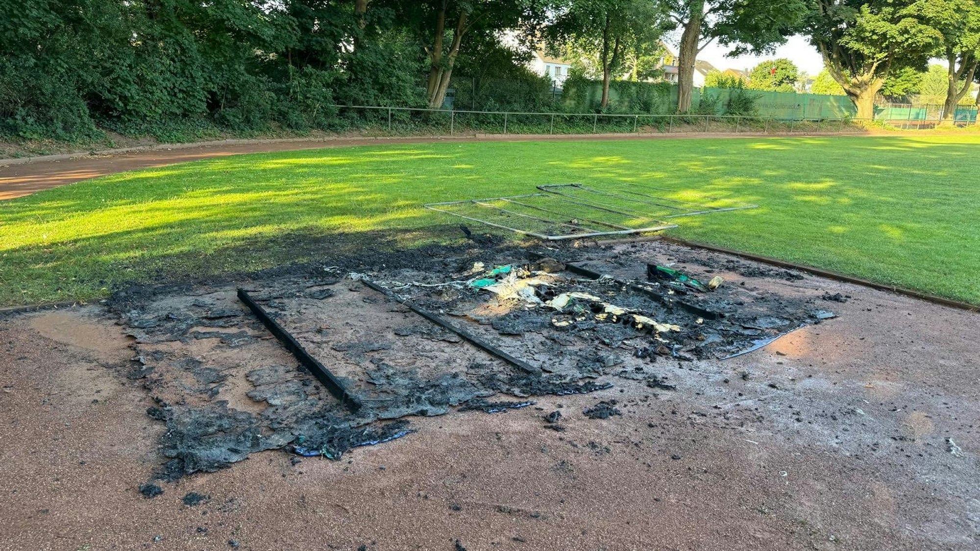 Von der Hochsprunganlage in Dellbrück blieb nur dieses verkohlte Gerippe übrig.