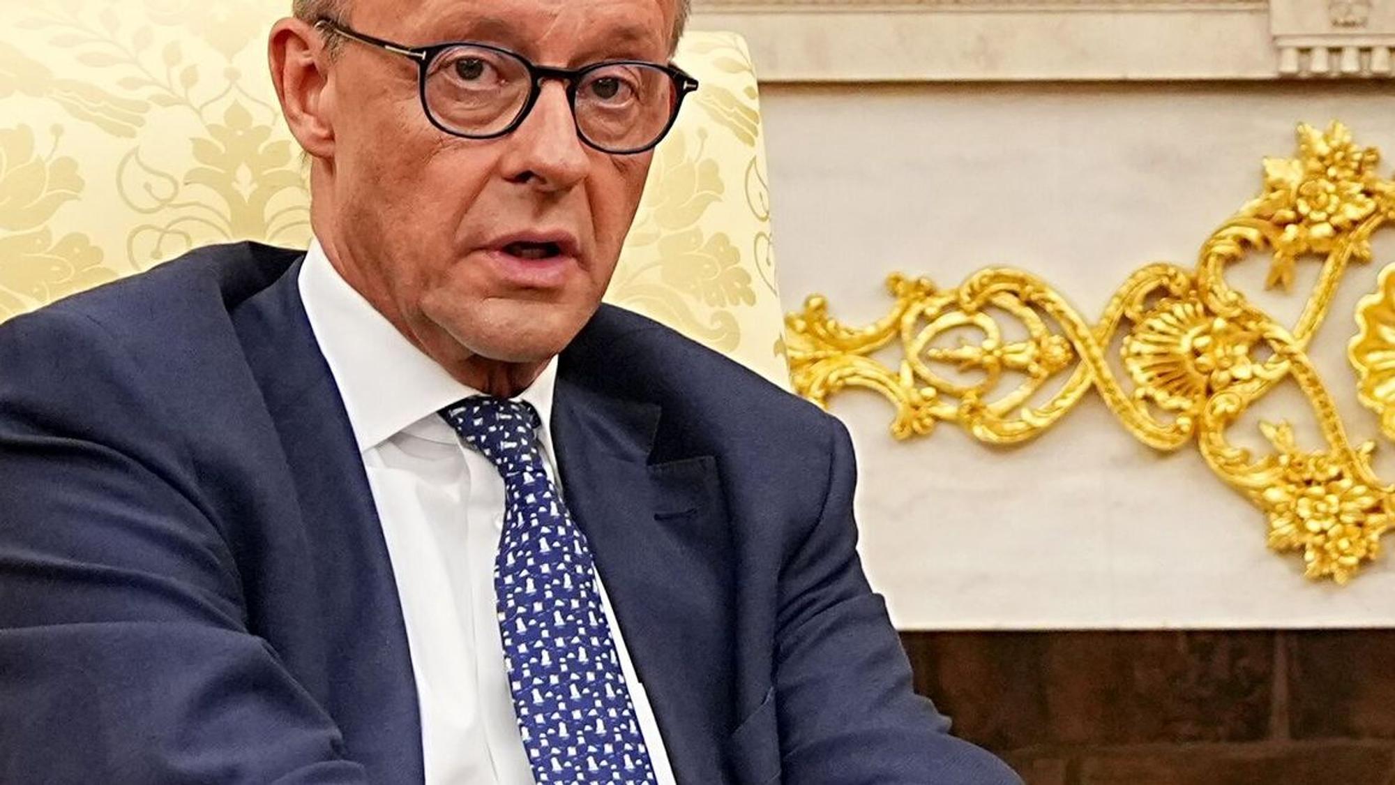 US-Präsident Donald Trump (r) empfängt Bundeskanzler Friedrich Merz (CDU) im Oval Office im Weißen Haus am 05. Juni. Auch hier trägt Merz wieder eine Tierische Krawatte mit Pinguinen.