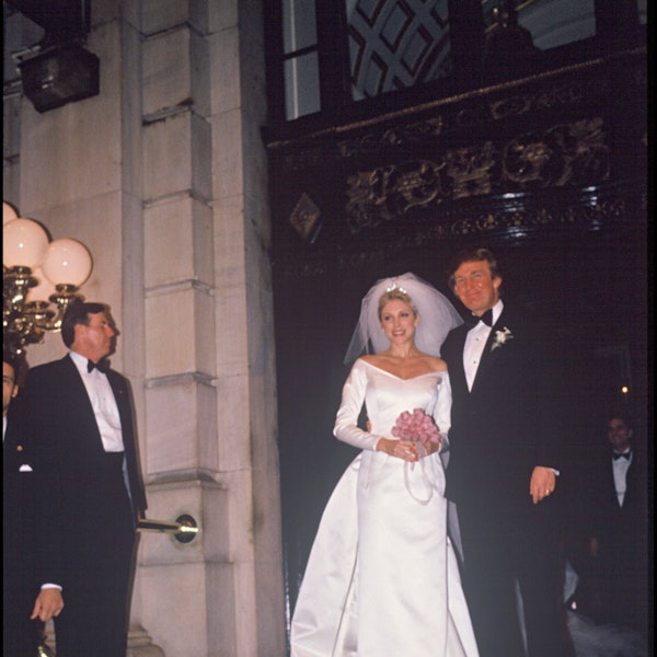 Marla Maples und Donald Trump am Tag der Hochzeit im Jahr 1993. (Archivbild) Auf anderen Fotos von der Feier ist unter anderem Jeffrey Epstein zu sehen.