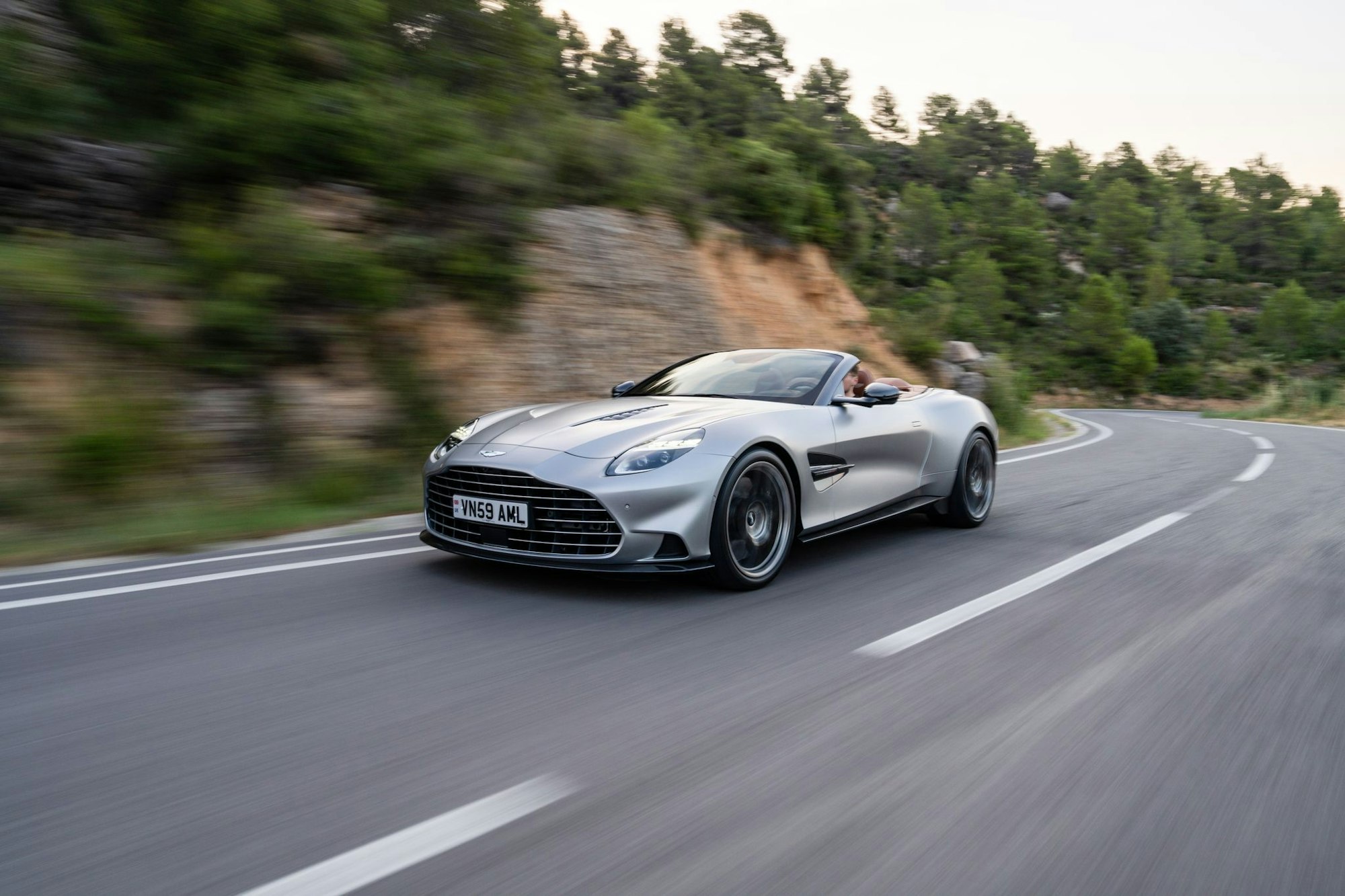 Im Sprint von 0 auf 100 km/h in 3,4 Sekunden und ein Spitzentempo von 345 km/h: der Aston Martin Vanquish Volante.