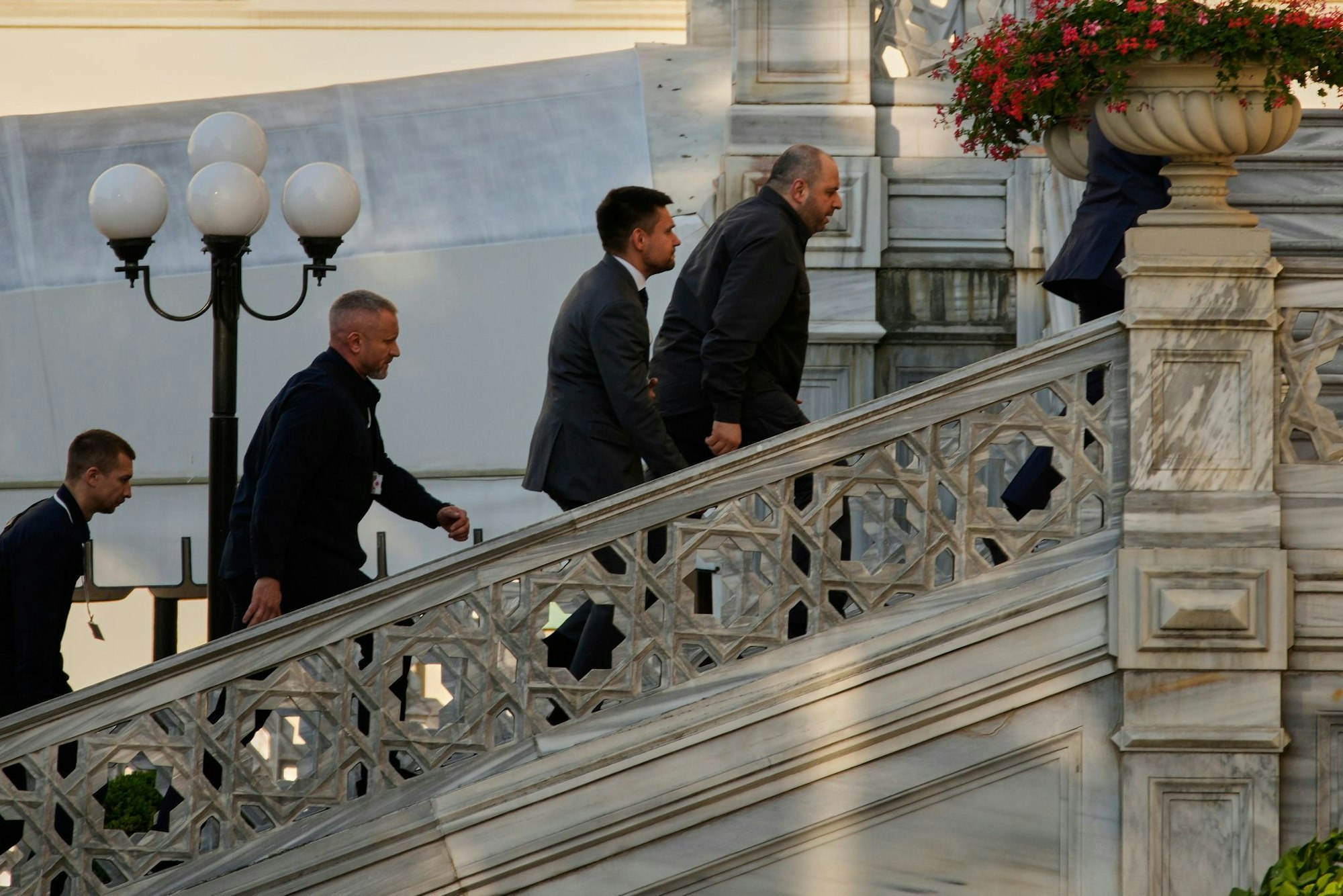 Der Leiter der ukrainischen Verhandlungsdelegation, Rustem Umjerow, auf dem Weg zum Verhandlungsort in Istanbul.