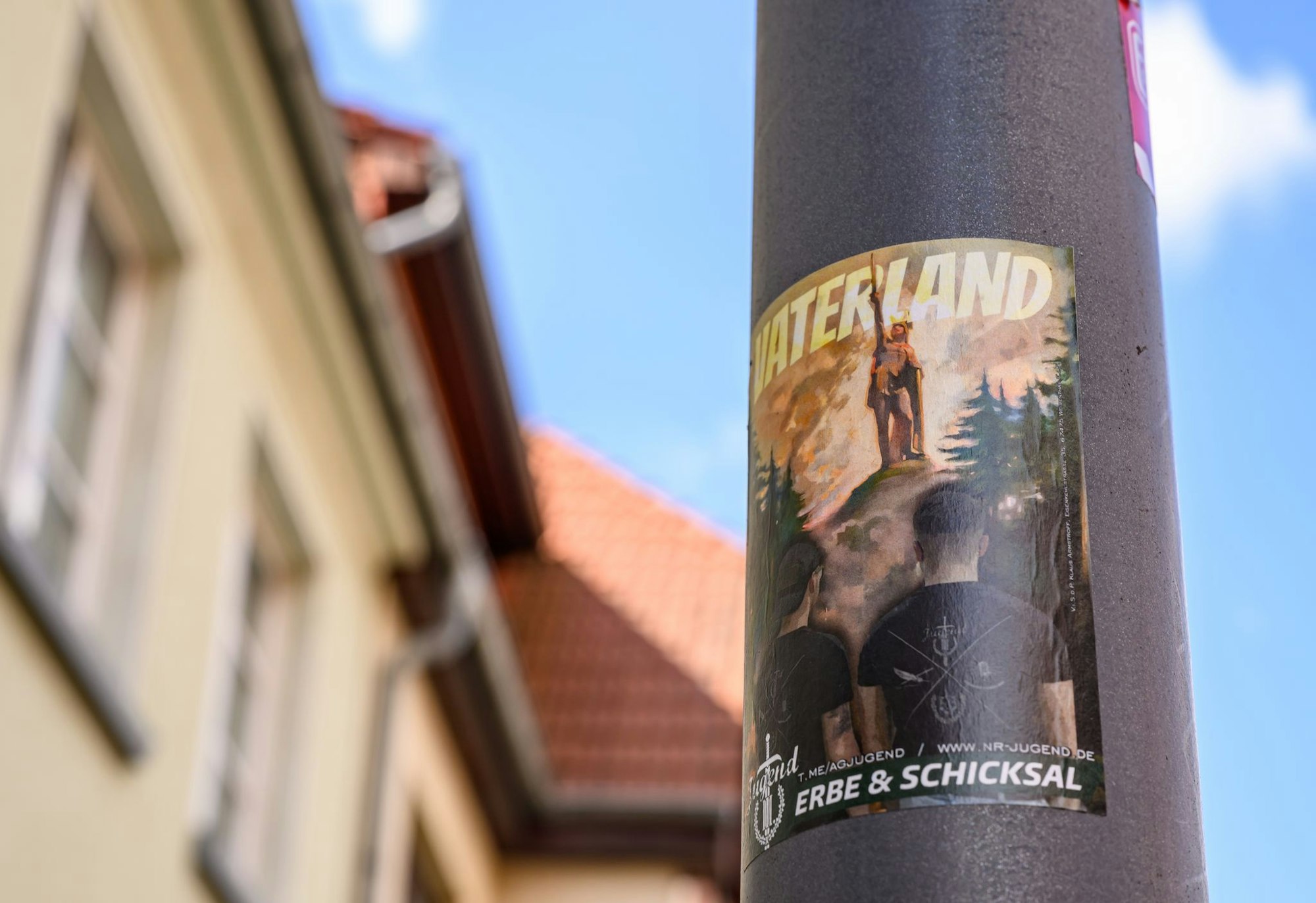 Rechte Aufkleber findet man an vielen Orten in Spremberg.