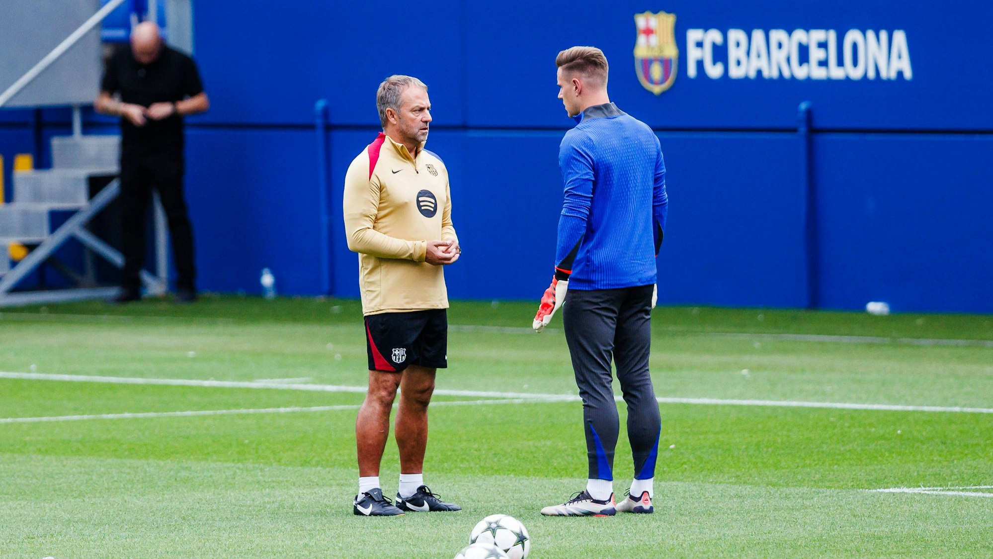 Das Bild zeigt Hansi Flick und Marc-Andre ter Stegen im Gespräch beim Training des FC Barcelona. Foto: xJavierxBorregox / IMAGO/ZUMA Press Wire