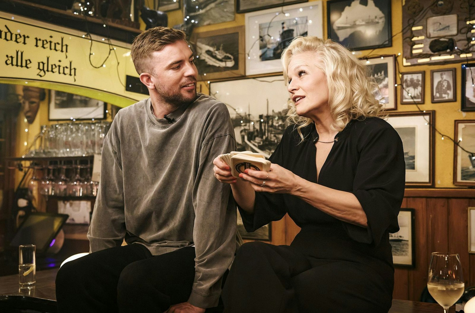 Gast der neuen „Inas Nacht“-Staffel ist zum Auftakt Fußballer, TV-Experte und Romanautor Christoph Kramer. (Bild: NDR / Morris Mac Matzen)