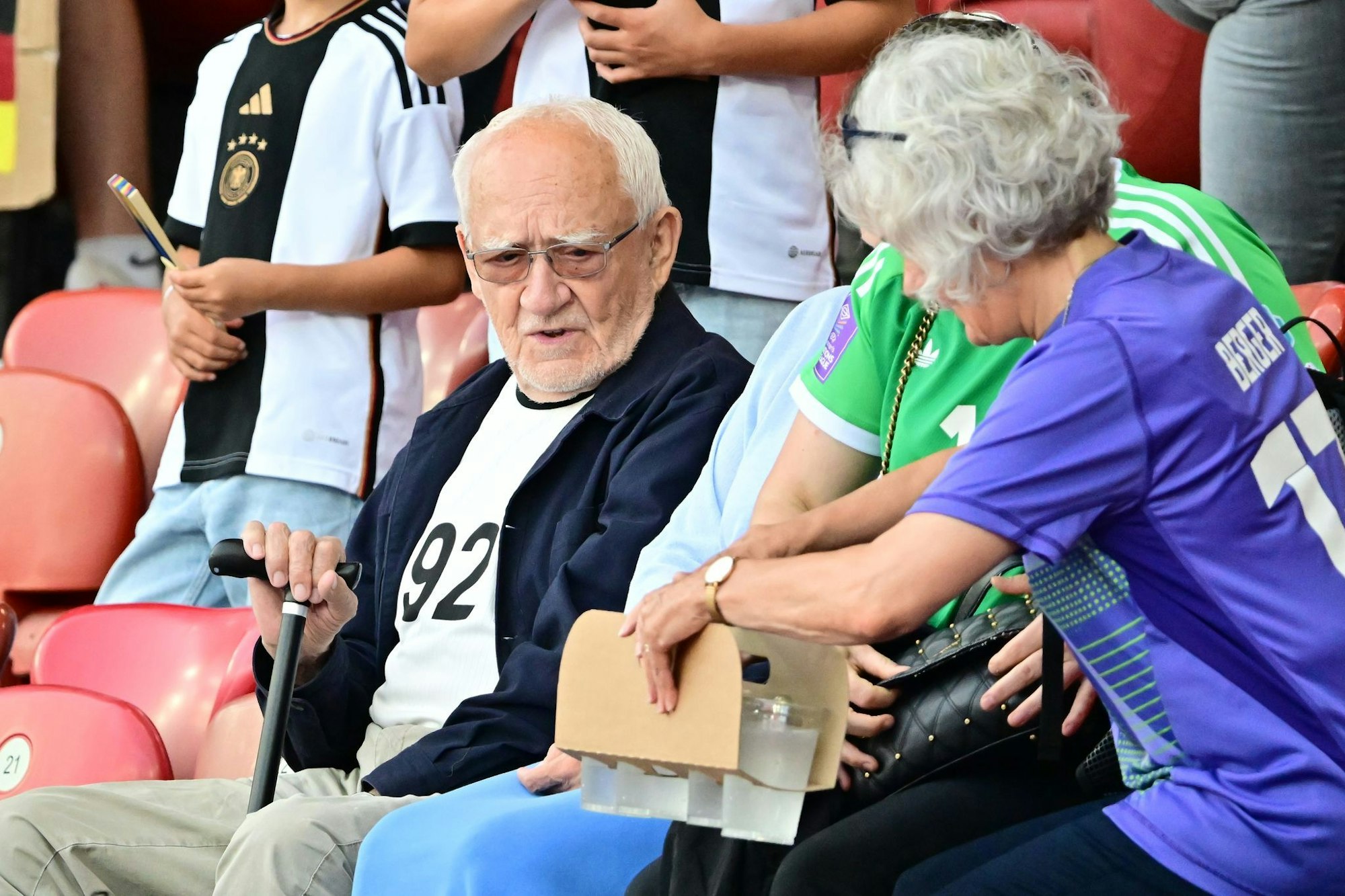 Ann-Katrin Bergers Opa Herbert auf der Tribüne im Letzigrund-Stadion