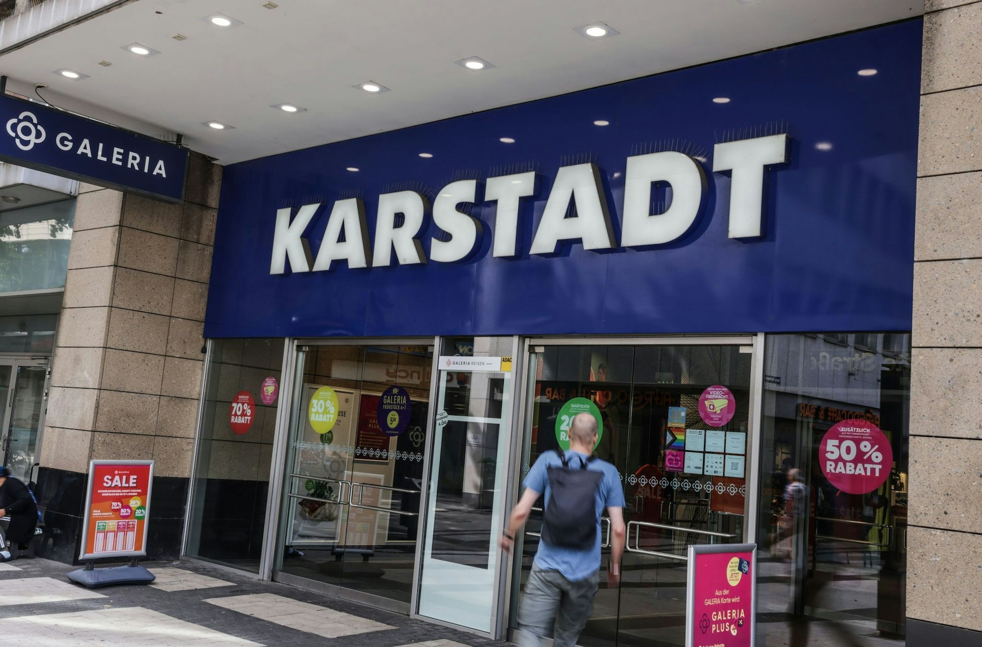 Auch an der Filiale Breite Straße in Köln ist der Name Karstadt noch präsent - obwohl die Marke aus dem Firmennamen gestrichen wurde.