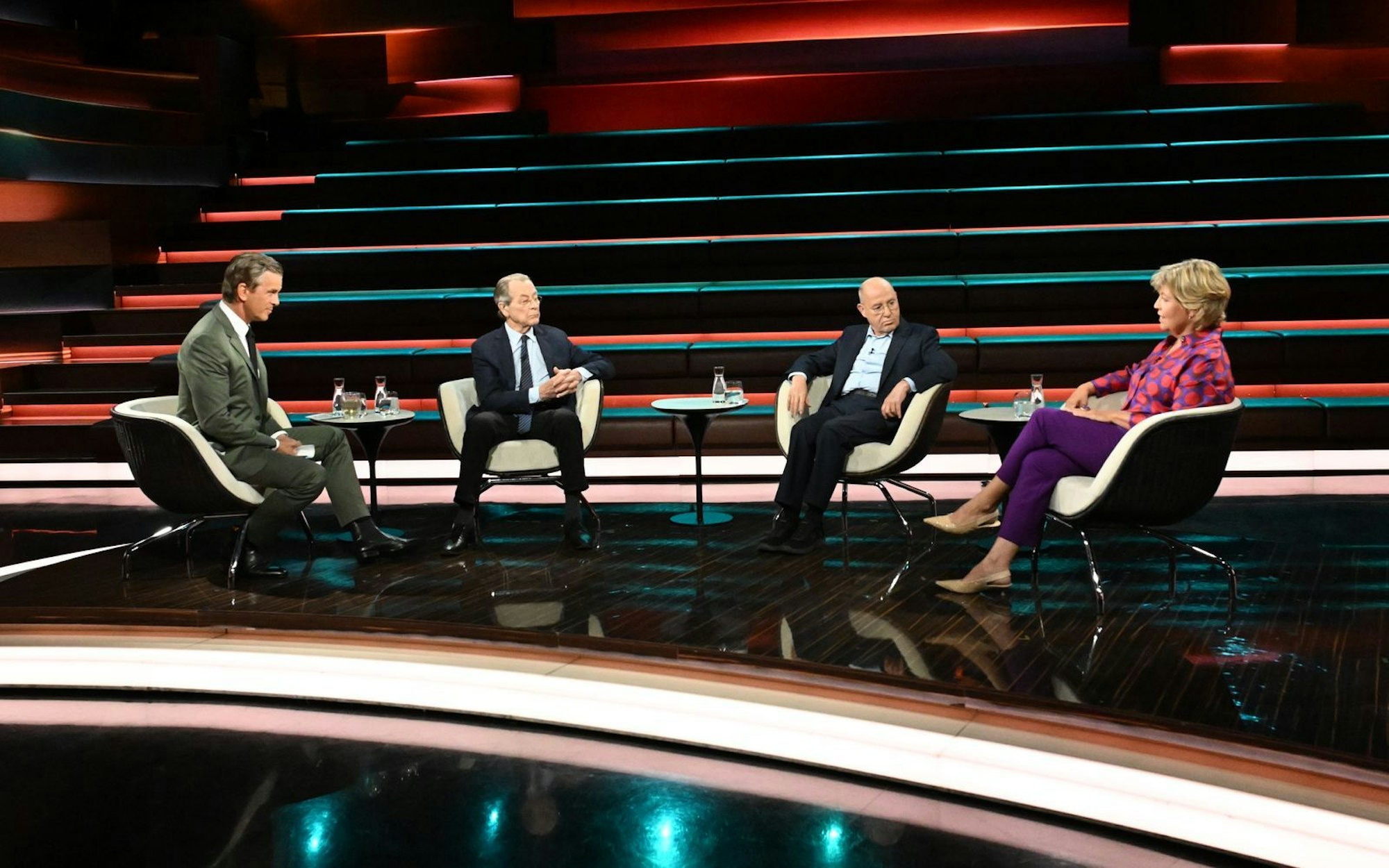 Markus Lanz (links) diskutierte am Dienstagabend mit Ex-Vizekanzler Franz Müntefering (zweiter von links), Linken-Politiker Gregor Gysi (zweiter von rechts) und Politologin Andrea Römmele. (Bild: ZDF / Cornelia Lehmann)