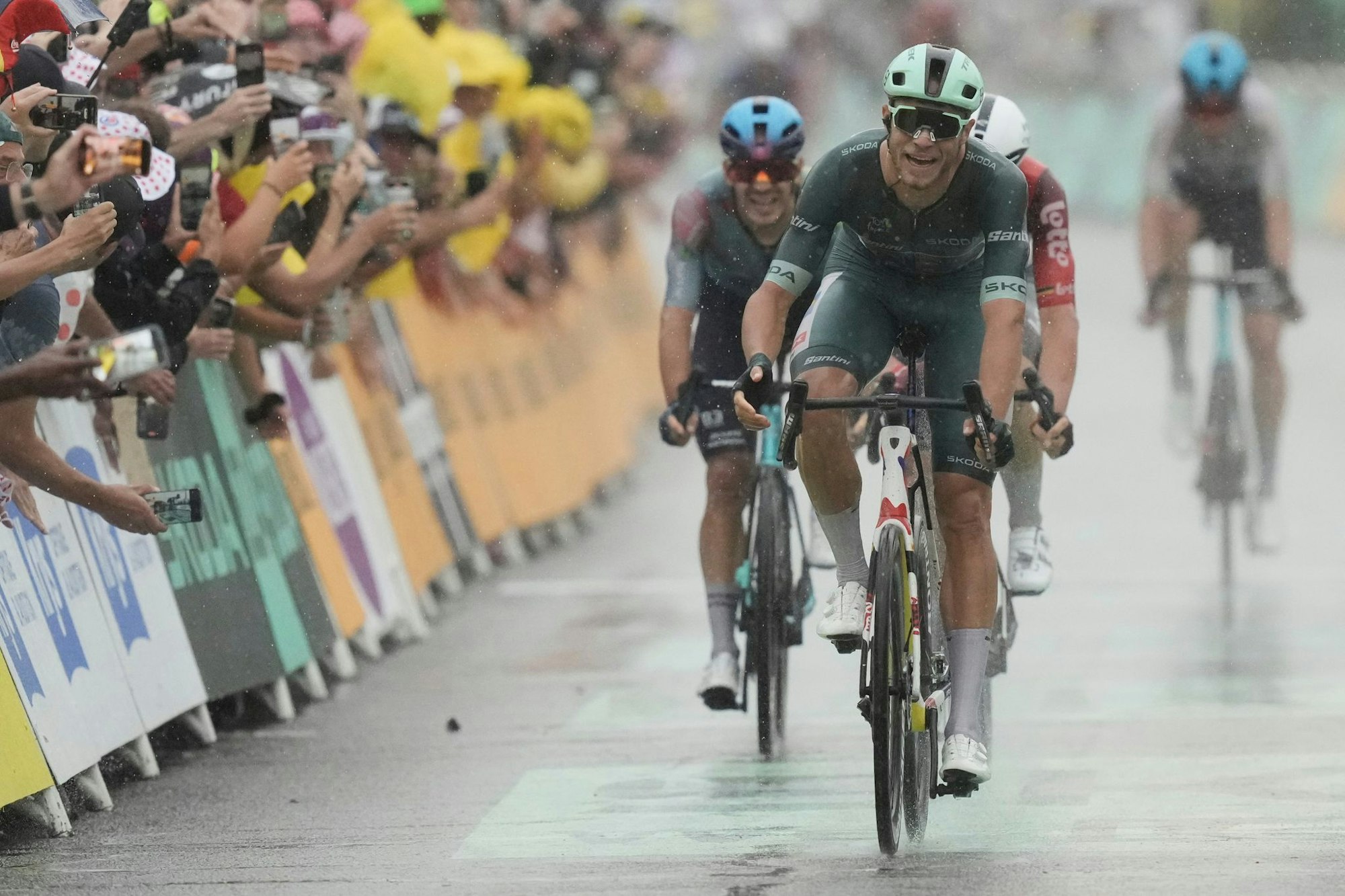 Der Italiener Jonathan Milan gewinnt den Sprint in Valence.