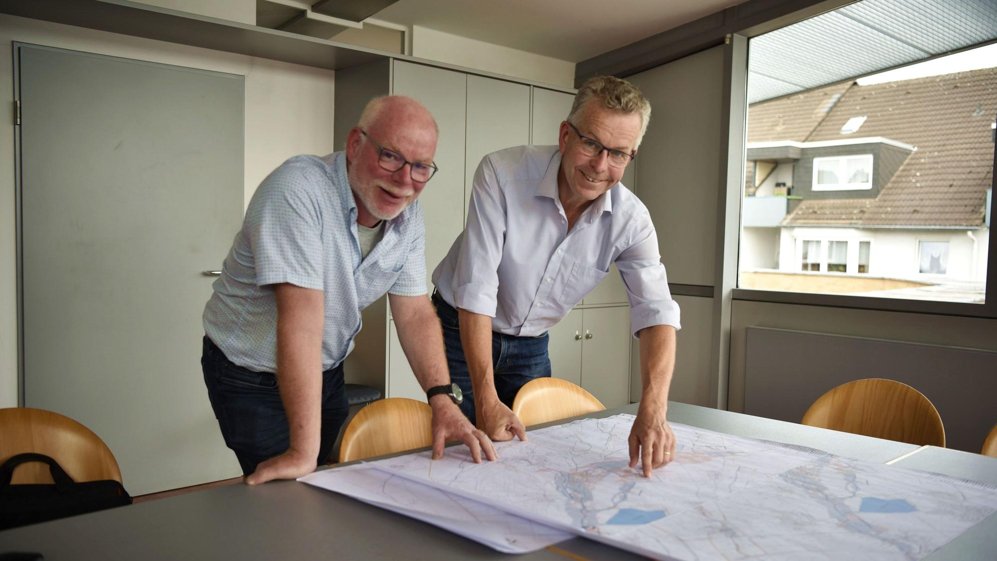 22.07.2025 Zülpich. Jürgen Kremer und Dr. Peter Kramp stehen an einem Tisch und beugen sich über ein Starkregenkarte.