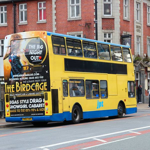 Ein Doppeldeckerbus steht in Manchester an einer Haltestelle.