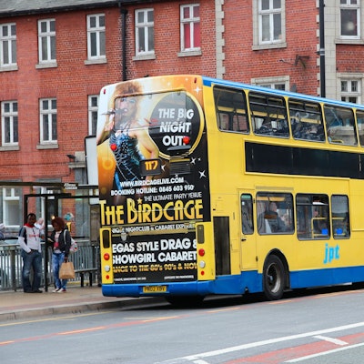 Ein Doppeldeckerbus steht in Manchester an einer Haltestelle.