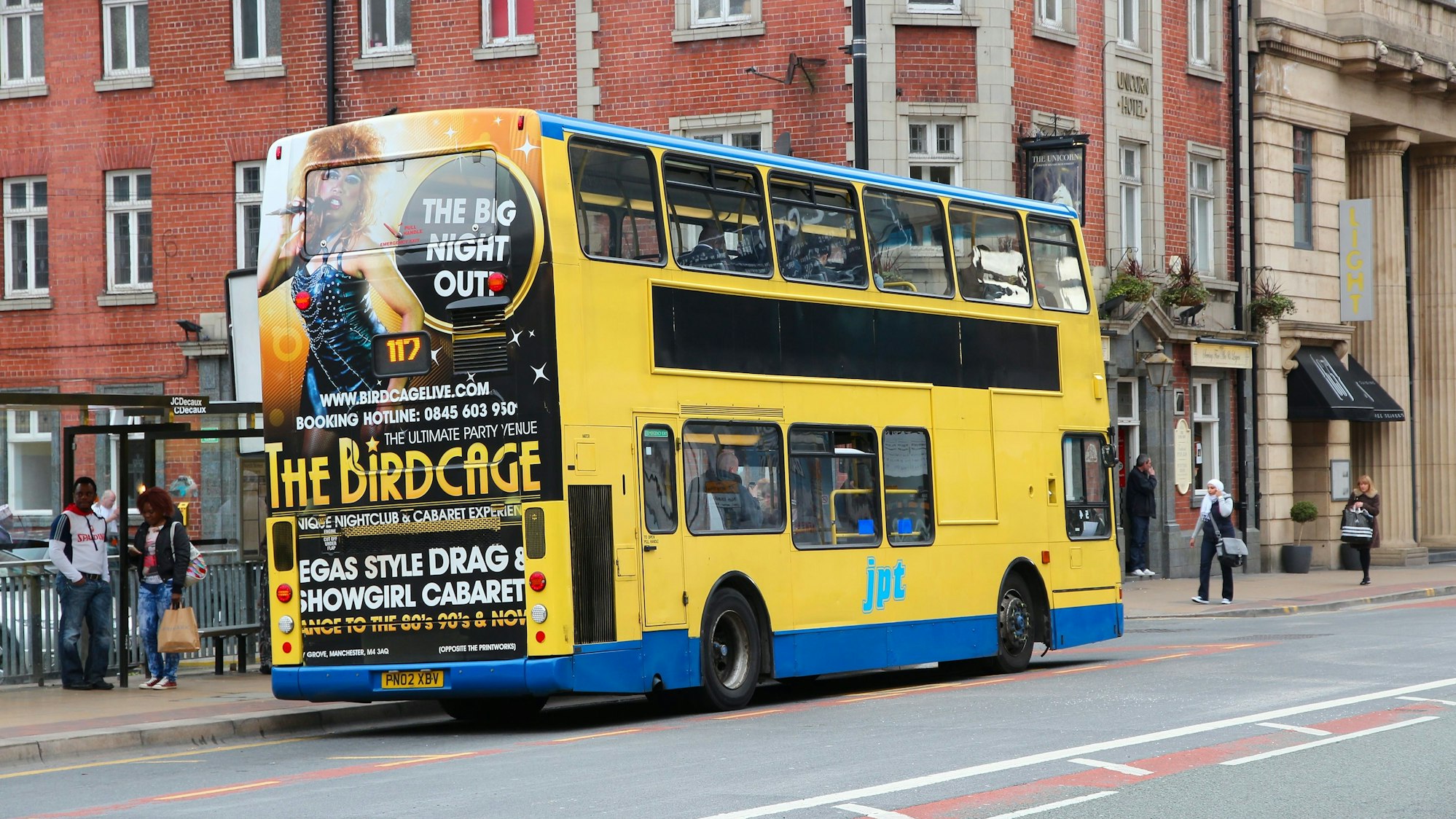 Ein Doppeldeckerbus steht in Manchester an einer Haltestelle.