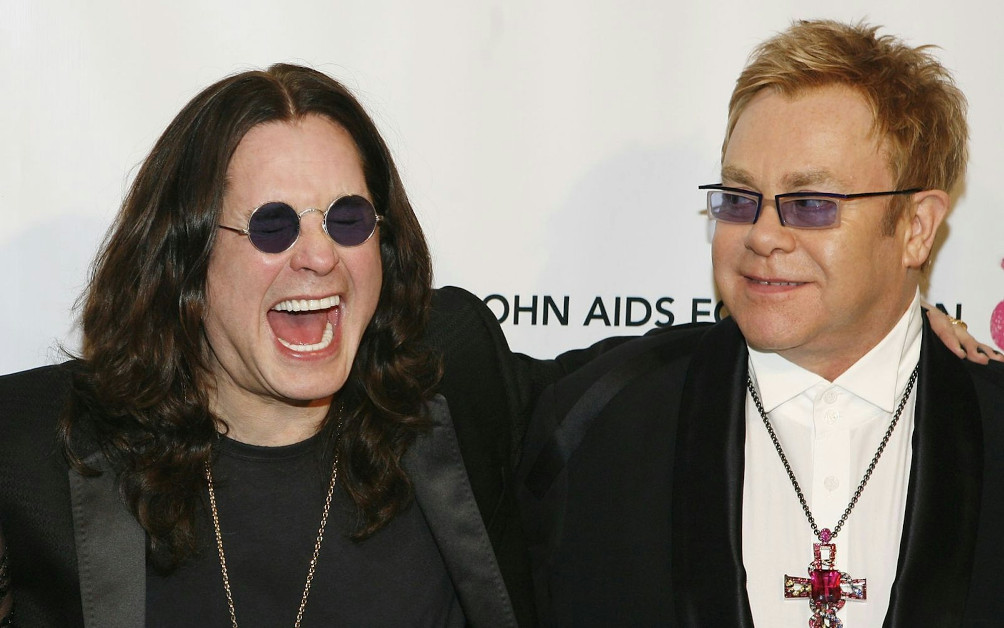 Ozzy Osbourne (links) ist tot: In einem Statement bei Instagram trauert Elton Johm um seinen „lieben Freund“. (Bild: Amy Sussman/Getty Images)
