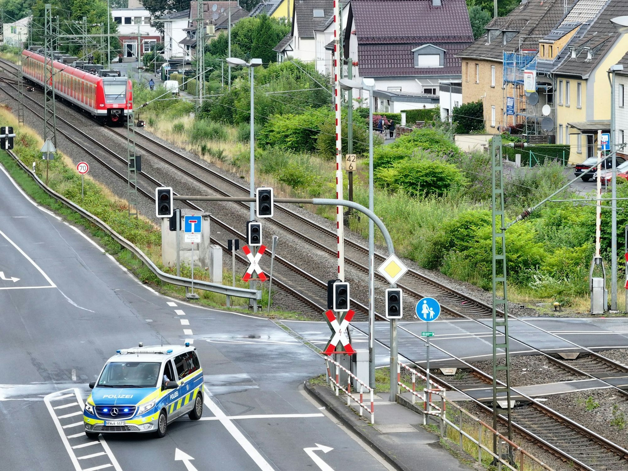 An einem Bahnübergang im Rhein-Sieg-Kreis sind zwei Menschen gestorben.