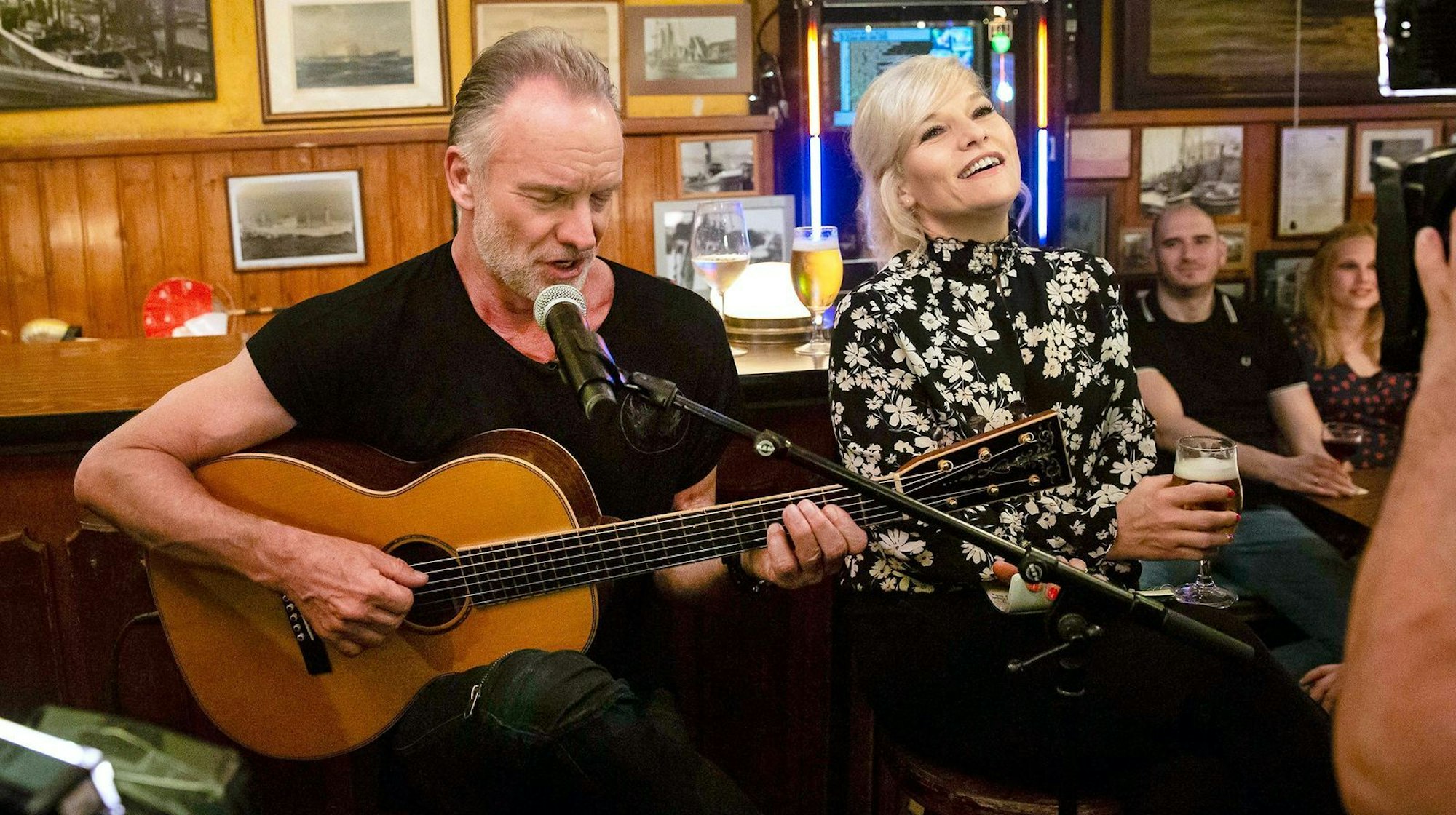 Der Auftritt von Superstar Sting bei „Inas Nacht“ raubte Ina Müller viel Energie: „Das schaffe ich einmal im Leben, aber das möchte ich bitte nicht noch mal.“ (Bild: NDR / Morris Mac Matzen)