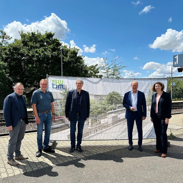 Das Bild zeigt ein Gruppenfoto (v.l.n.r.): Christoph Schwietering (Ingenieurbüro Schwietering), Dieter Flatten (Technischer Leiter Stadtwerke Bergheim), Michael Robens (Geschäftsführer Stadtwerke Bergheim), Volker Mießeler (Bürgermeister Kreisstadt Bergheim).