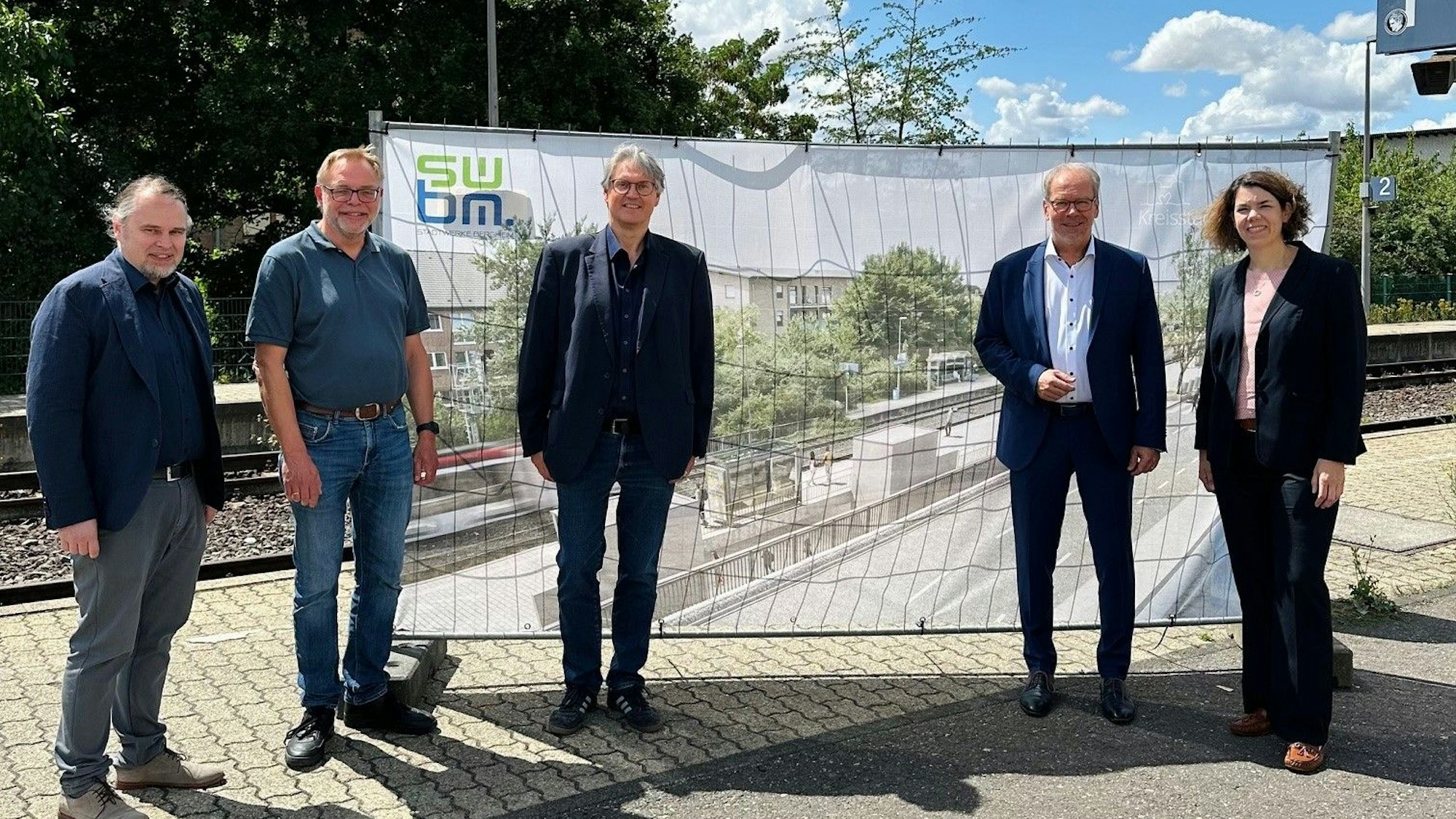 Das Bild zeigt ein Gruppenfoto (v.l.n.r.): Christoph Schwietering (Ingenieurbüro Schwietering), Dieter Flatten (Technischer Leiter Stadtwerke Bergheim), Michael Robens (Geschäftsführer Stadtwerke Bergheim), Volker Mießeler (Bürgermeister Kreisstadt Bergheim).
