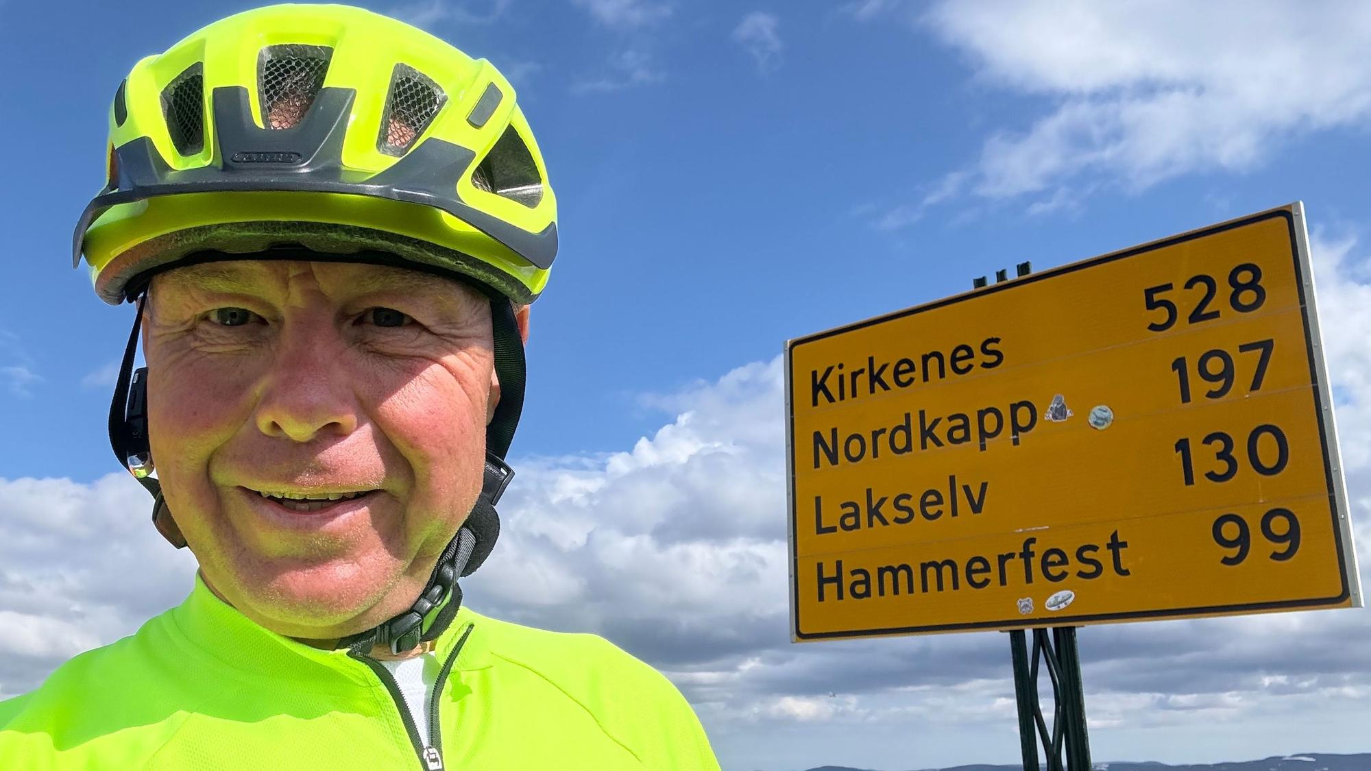 Friedel Eckenroth steht vor einem Ortsschild.