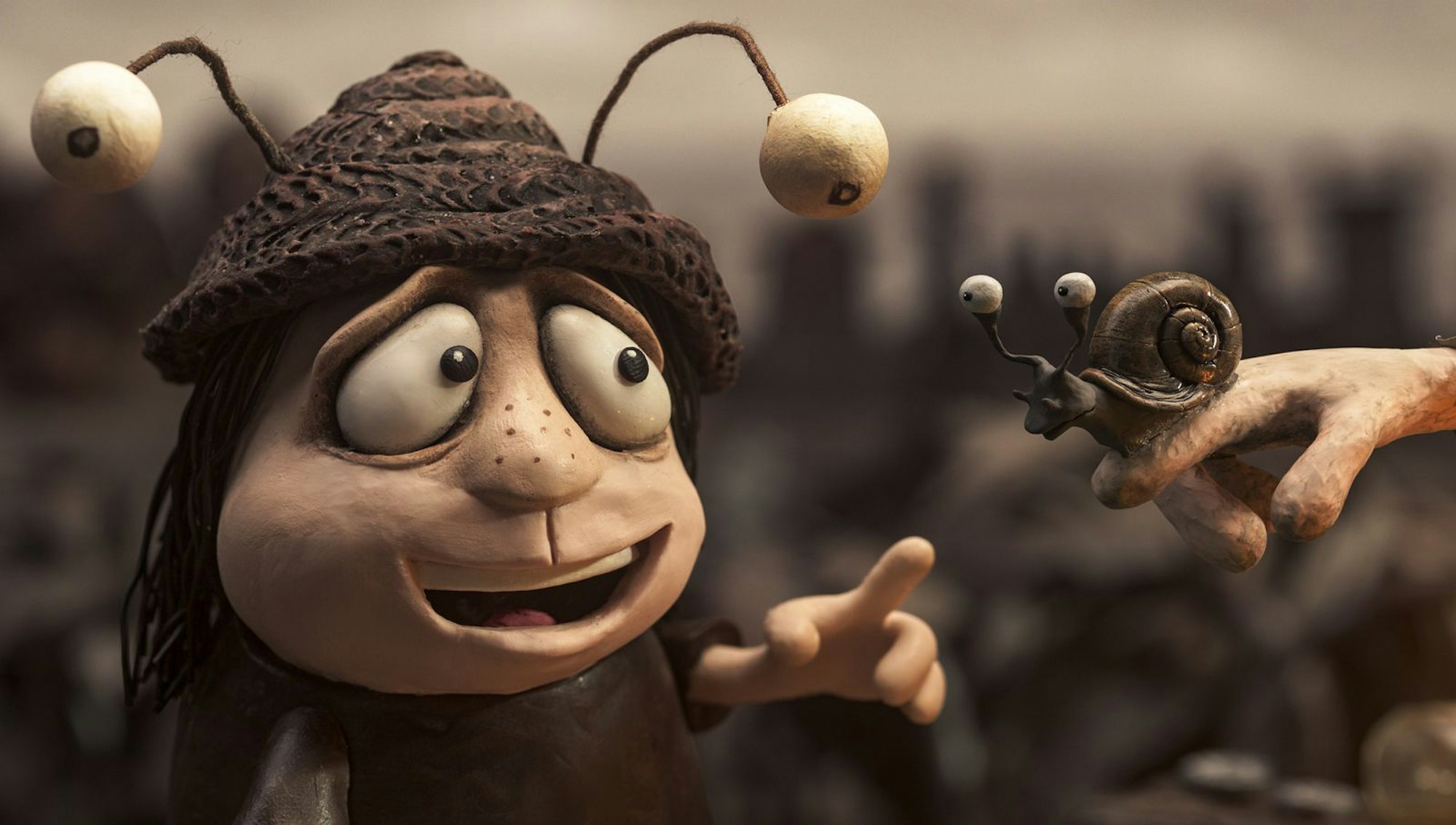 Ein Film mit dem Titel „Memoiren einer Schnecke“ kommt natürlich nicht ohne die kleinen Kriechtiere aus, eigentlich geht es in der Stop-Motion-Perle von Adam Elliot aber um viel mehr. (Bild: Capelight)