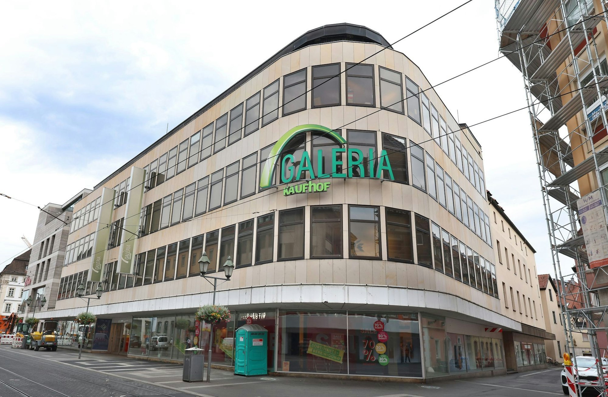 Die Filiale in Würzburg sollte im Zuge der Insolvenz im Jahr 2024 eigentlich geschlossen werden, blieb dann aber doch geöffnet.