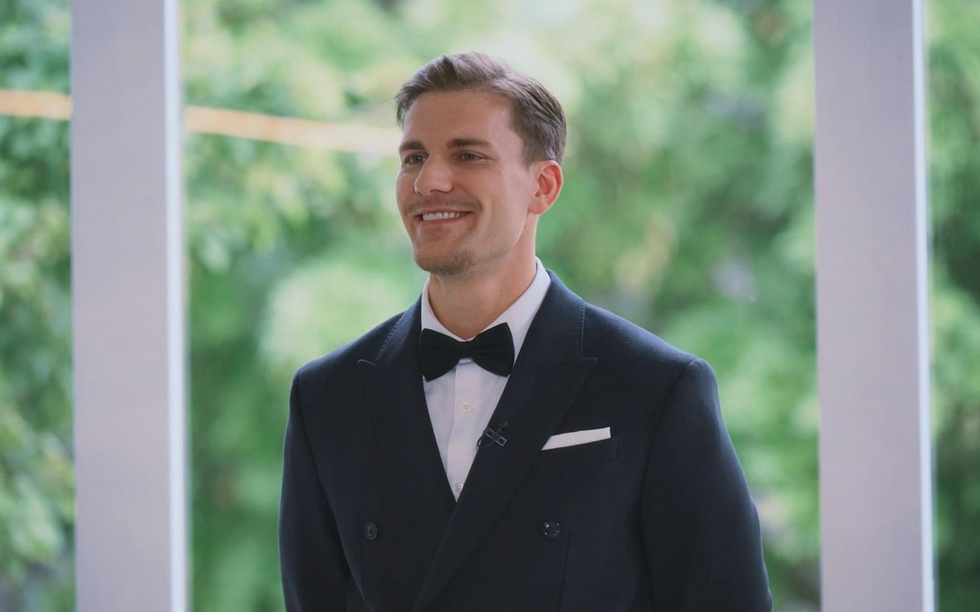 Bachelor Felix Stein küsst in der fünften Folge zum ersten Mal im TV. (Bild: RTL)