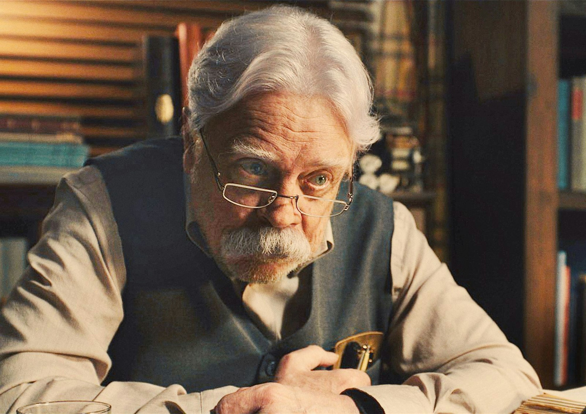 Hätten Sie ihn erkannt? „Star Wars“-Legende Mark Hamill verkörpert in „The Life of Chuck“ Albie Krantz, den Großvater des Protagonisten. (Bild: Tobis Film)