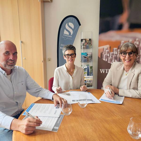 Hubert Schmidt, Bianka Renn und Petra Schumacher-Hendus sitzen an einem Tisch und haben Unterlagen vor sich liegen.