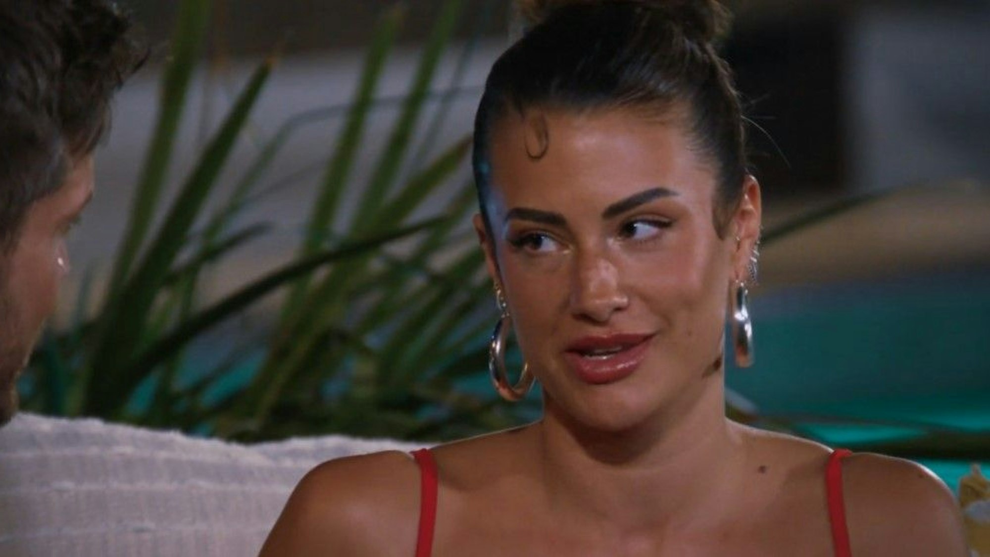 Lena äußert gegenüber Martin, sie habe Sorge, dass Martin und sie fernab der Kameras nicht harmonieren könnten.