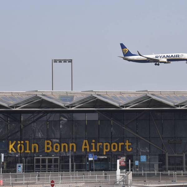 Ein Flugzeug der Ryanair im Anflug auf den Flughafen KölnBonn über Terminal 2 *** A Ryanair aircraft on approach to Cologne Bonn Airport via Terminal 2